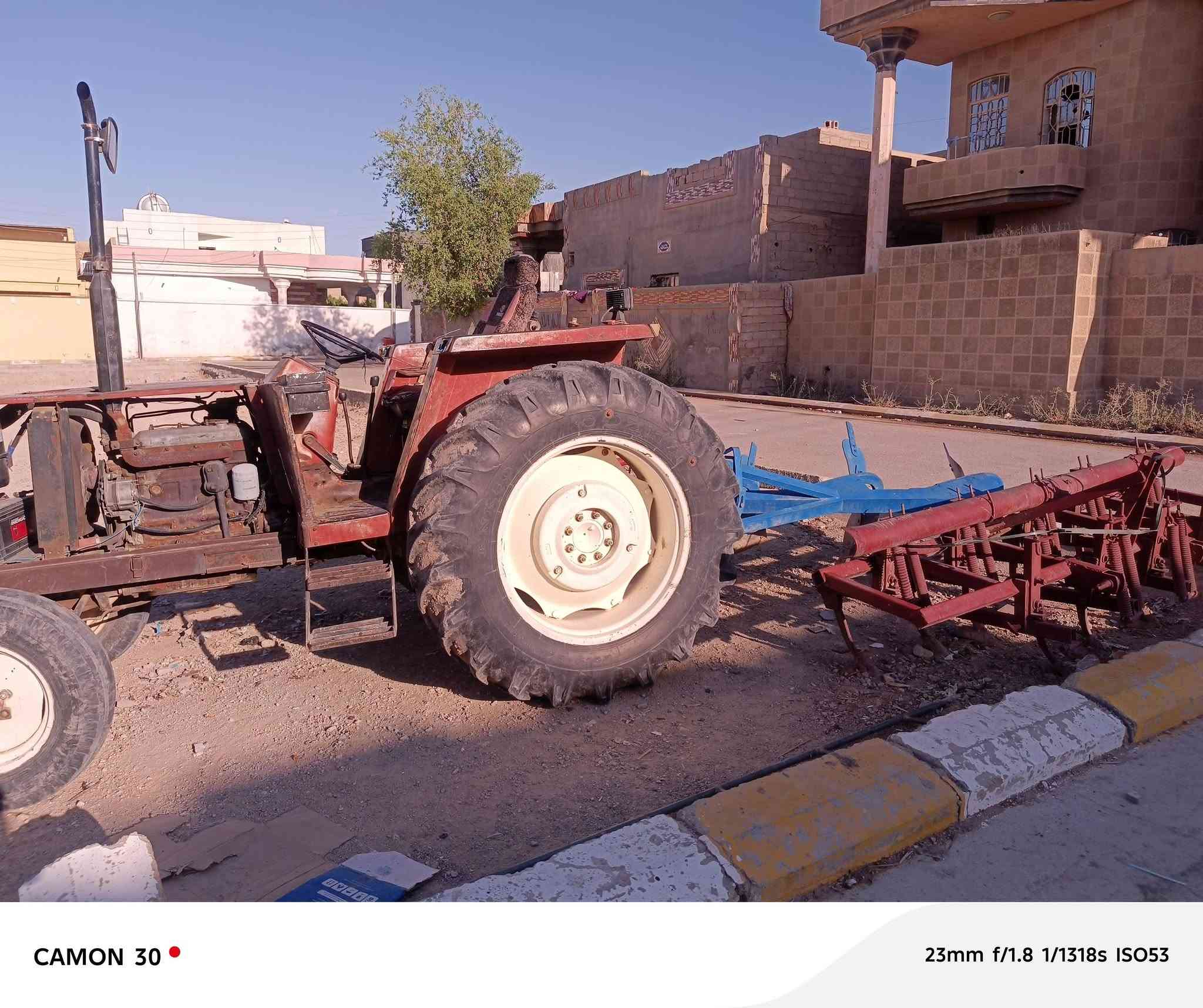 السلام عليكم يوجد تنكتر فيات 82للبيع هوة الي موجود في الصورة خرماشة فدان اومرازة علمآ تنكتر لاصرف ولاتبخير كهربائياتة كلهة شغالة جاهز الهودرليكات كلهة شغالة سعره 10 اونص علمآ هوه بدون  ولي حاب يتواصل على هذه الرقم ***********
