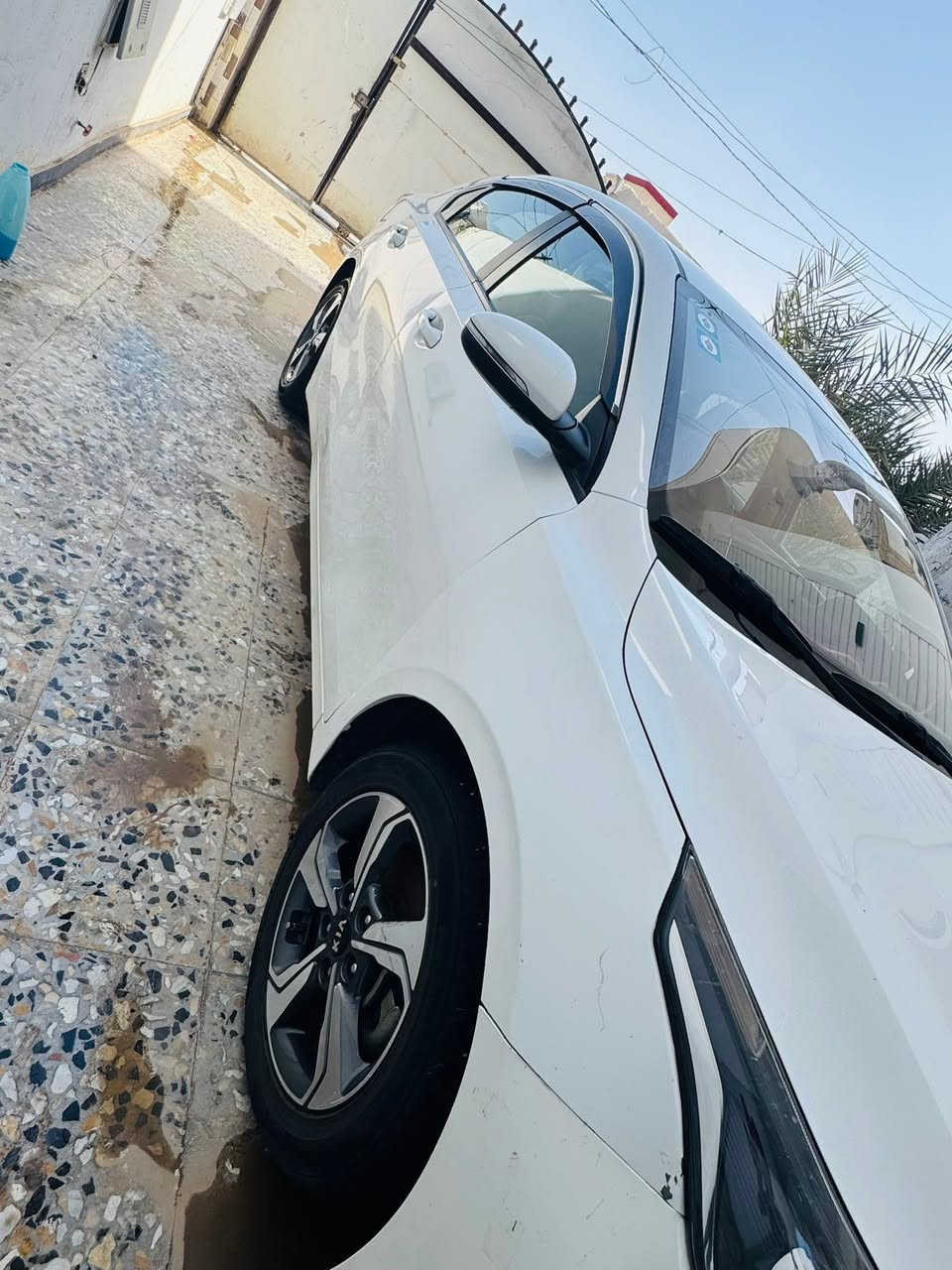 السلام عليكم
سيراتو للبيع 
موديل 2019. 
رقم بغداد باأسمي 
ماشيه 177 km
تحكم استيرن 
مري كهرباء 
كير ٦ سرعات 
كامرا وشاشه تدعم كار بلي 
صدر امامي خلفي كله جديد 
تخم تاير جديد 
السياره جاهزه ع الاخير 
السياره بيها ملاحظات 
للاستفسار 
***********
