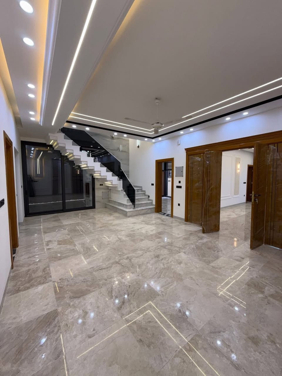 هذه البيت قنبله السلام يعني فول مواصفات و موقعه كلش راقي تابع التفاصيل 

بيت🏡 مساحه 200م حي السلام  في النجف للبيع 

الموقع 📍 حي السلام شارع 20 قرب منتزه السلام قرب ال 4سايدات  يعني الموقع  كلش راقي 👌

تفاصيل البيت مثل ما تشوفون كدامكم 4 غرف نوم نضام سويت ماستر و الصاله و الشلال و المرمر و الجبس بروفايل البيت مفول حجي يعني بيت العمر 

للاستفسار اكثر عن البيت تواصل ويانه على الرقم و موجود و تابعلي الصفحه حته توصلك كلشي جديد 

￼⁨*********** ارجو متابعه الصفحة ليصلك كل ماهو جديد من عروض #العقارات #عندك_عقار_وتريد_تعرضه_دزه_النا_ولاتشيل_هم***********اهلاوسهلاارجو#اهلا #النجف
