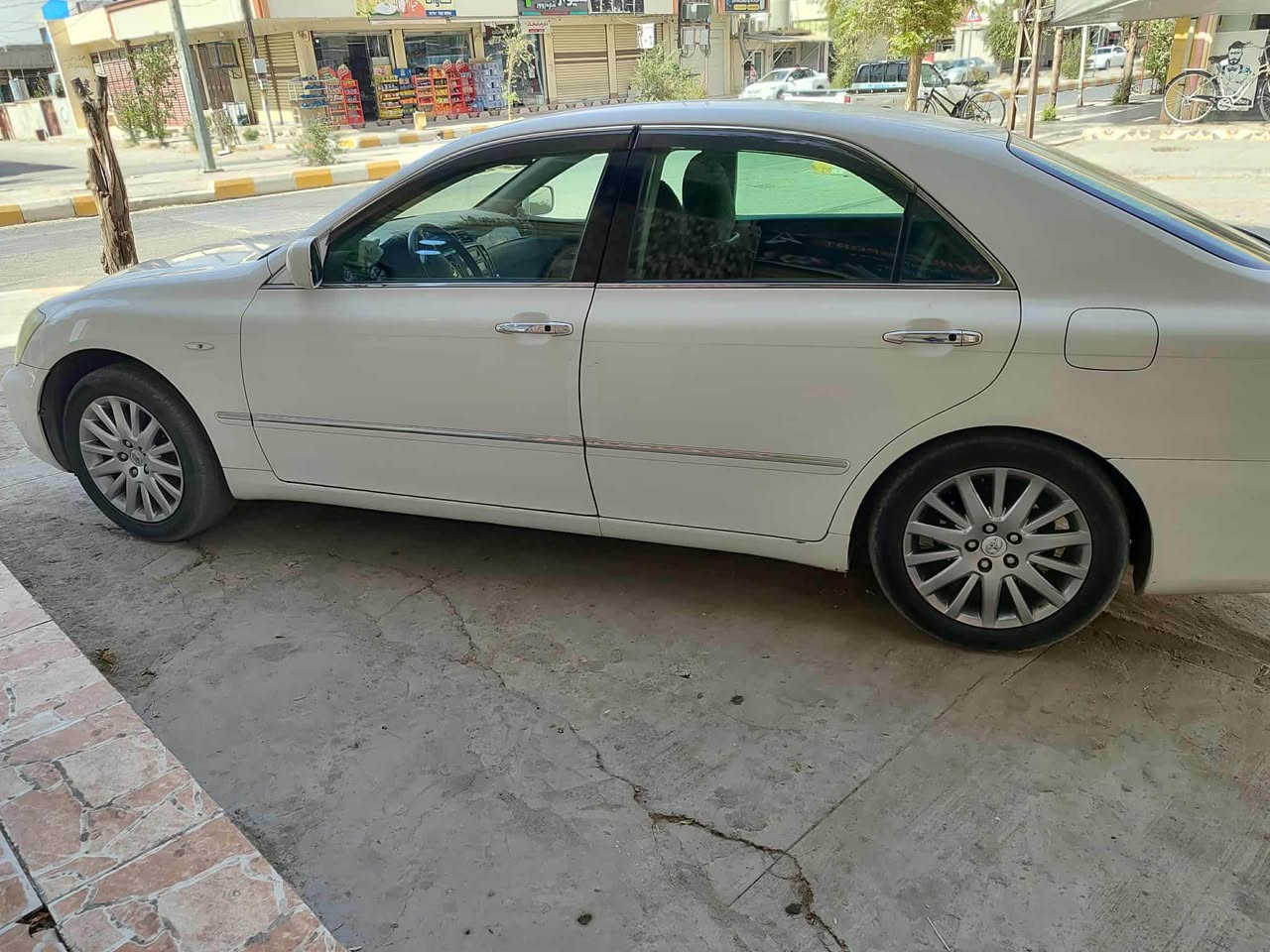 شاهینە بۆ فرۆشتن بەسمەیە ٢ دوگمەی ناو ڕەساسی 
گێڕو مەکینە بچووک  ڕۆنی گێڕو مەکینەی گۆڕاوە جامی هەڵگیراوە تەبریدی سارد و گەرم سەقفی وەک شوشە وایە  چەمەلەخی یەک بستی بچووک بۆیاخی هەیە نرخی ٥٤ وەرەقەو مەجالێکی برایانە 
شوێن هەڵەبجەی تازە 
*********** دار بنديهكان, السليمانية
