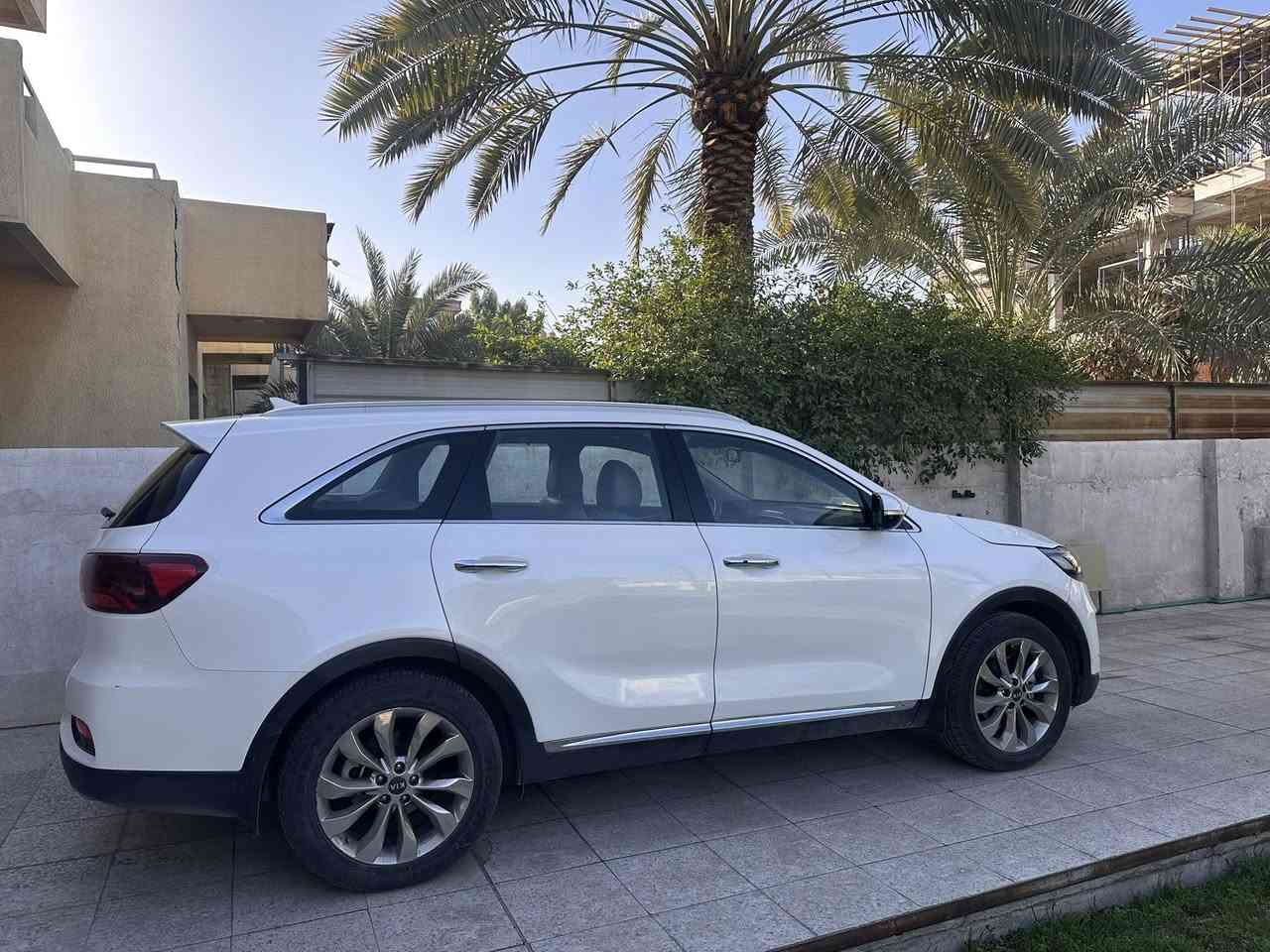 السلام عليكم
للبيع كيا سونتو موديل 2020

السيارة بحالة ممتازة وما تحتاج أي شي.

العداد 63 ألف كم

محرك V6

قير أوتوماتيك 8 سرعات

المواصفات:

لايتات زينون بلادية

كراسي أمامية كهرباء

صندوك كهرباء

حساسات أمامية وخلفية

كامرة خلفية

شاشة تدعم أبل كاربلاي وأندرويد أوتو

شحن لاسلكي

دواخل جلد

7 ركاب

تبريد ثلاث قطع منفصلة

أنظمة قيادة: Eco – Smart – Comfort – Sport

المحرك والقير والحدادية كفالة

السيارة ما ناقصها شي

ملاحظات:

صبغ بابين من جوة بجهة عكس السايق

بدون دواخل أو تكمة

التصليح مضبوط

بيها بارد بحدود 4 أصابع بالصندوك

كلشي مبين بالصور

الموقع بغداد – حي الشباب

السعر 255 ورقة وقابل للتفاوض

الاتصال وواتساب
***********
