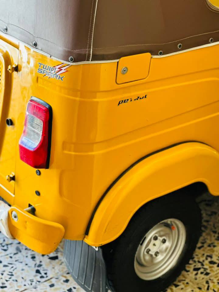 سلام عليكم تكتك موديل ٢٣ مضلع رقم وسنويه كفاله عامه من زلغ المو شراي لا يتعبني 8 قفل *********** ماموجود علفيس
