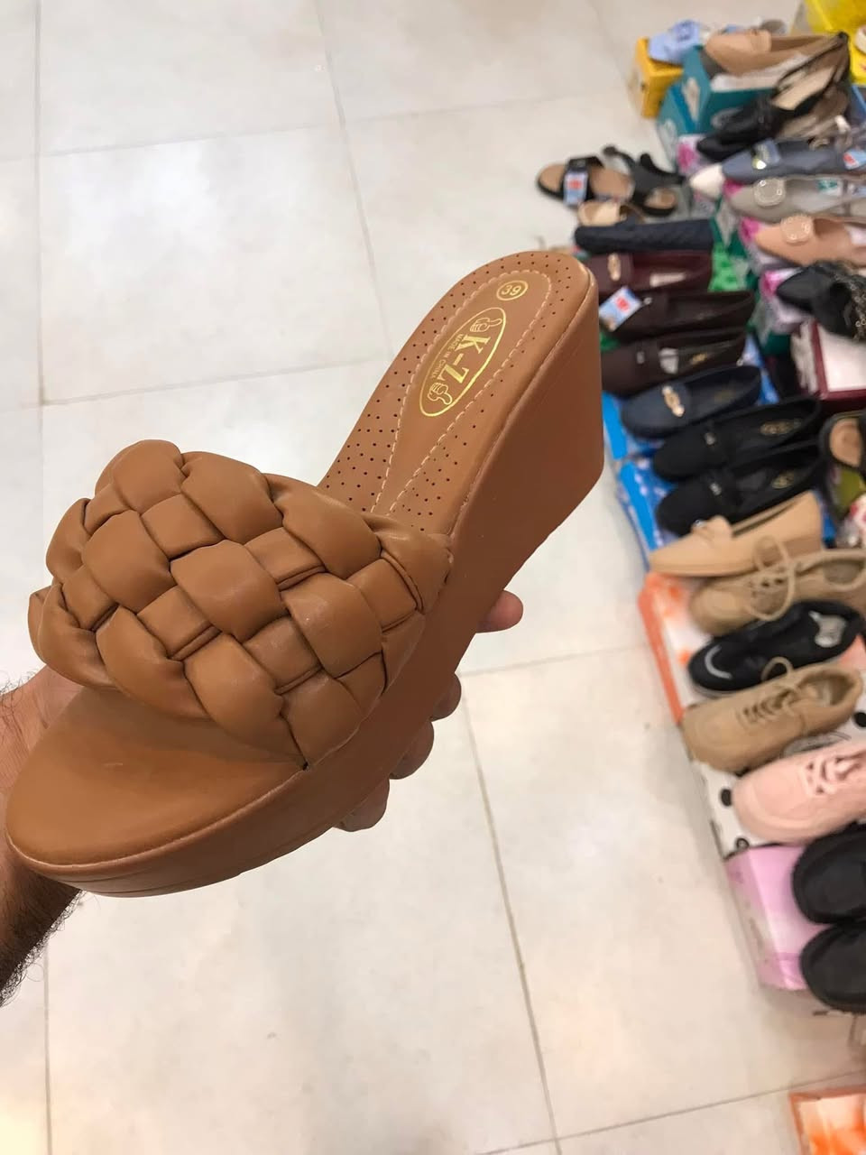 السلام عليكم عندي شلعة احذية وبوتات وشحاطات واحذية اطفال 850 قطعة. سعر القطعة 5000الف دينار
 وكلة جديد مثل ماموضح بل صورة وكلة غالي 
للاستفسار او التواصل يرجى مراسلتنا على الواتساب او الاتصال 
***********
