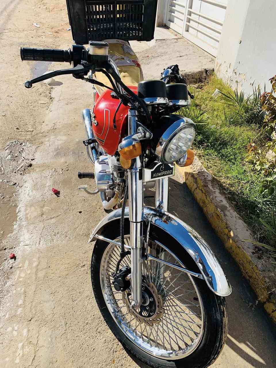 سلام عليكم الدراجه للبيع                                               النوع نامه بروه قبق اسود 
موديل ٢٢ طلعت ٢٣ 
دسك امامي 
المحرك ما مفتوح 
رقم وسنويه   بس لوحات لسه شديت لان مافارغ 
الدراجه واكفه الله وكيل استخدام للبيت  
عوزه ترييب اشاير فقط والباقي كله شرط  
السعر مليون و ١٠٠ وبيه مجال للشراي 
للاتصال ***********
