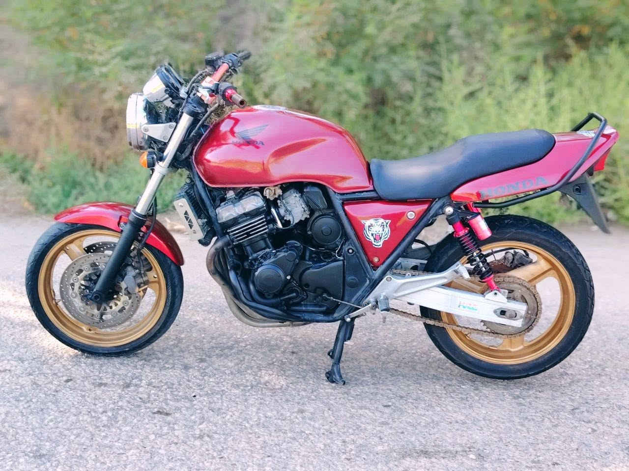 السلام عليكم
سي بي CB 400 جيل اول 16 ولف 
دراجه نضيفه كلش كير مكينه مكفولات 
اوراق كامله كمرك مدفوع 
المكان بابل 
السعر 1600 بيها مجال بسيط 
***********
