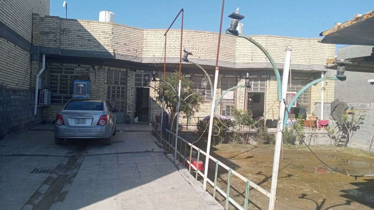 سلام عليكم قطعه مساحة 500متر بيهة دارين كل دار مساحته130متر نفس كل دار يحتوي على غرفتين نوم وحولي وستقبال ومطبخ وصحيات وترك جانبي وترك خلفي مفصولات واحد عن الثاني بس الحديقة والكراج مشترك الشعلة شارع البلوك السعر 230وبي مجال للستفسار. اتصال*********** اعيد النشر بسبب الوعود الكاذله
