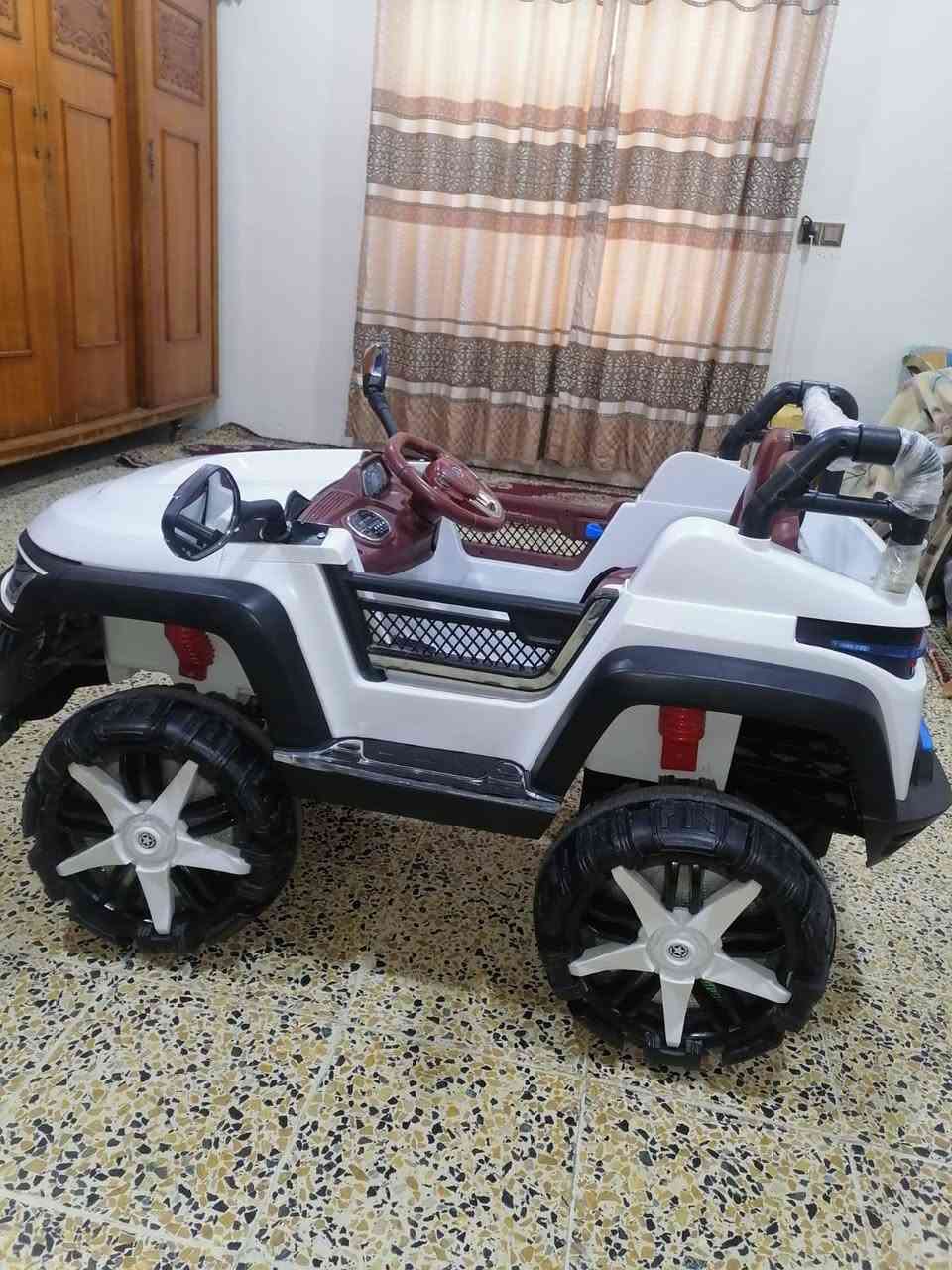 سيارة شحن حجم كبير وثقيل كلشي بي يشتغل نضيفه 
مثل ما موضح بالصوره والفيديو 

***********
