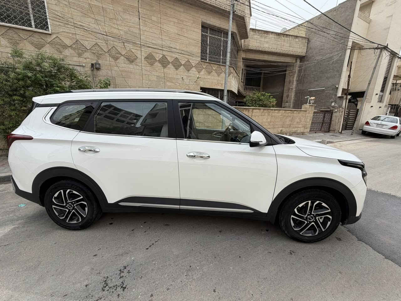 ( اللهم صل على محمد وال محمد )
السلام عليكم كيا كارنز 2025 للبيع (فقط) 
محرك 1500 دبل نوزل 
7 راكب كراسي منفصل 
كامرة خلفي مع حساس امامي وخلفي 
فتحة سقف 
لد نهاري 
كراسي جلد 
بردات خلفية 
تبريد 3 قطع 
ماشية 22 الف كيلو 
رقم بغداد ب اسمي 
بيه فقط البك لايت الخلفي جه السايق مكسور موضح في الصورة
الباقي كله مكفول ان شاءالله 
*********** ابو امير
