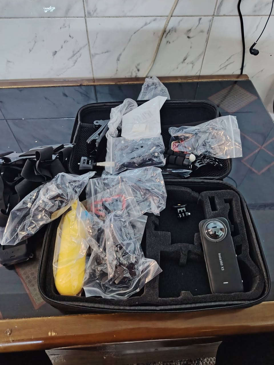 سلام عليكم كامر انستا ٣٦٠ x3 كاملة هية واكسسوارات  تثبيت على صدر تثبيت على اليد على الخوذة تثبيت سيارة تثبيت دراجة كاملة درع جلااين حماية للعدسات رام ٦٤ كمالة مكملة عنوان بغداد سيدية رقم*********** سعر كاملة هية وغراضهة ٤٢٥ الف هية صايرة اكثر عليك
