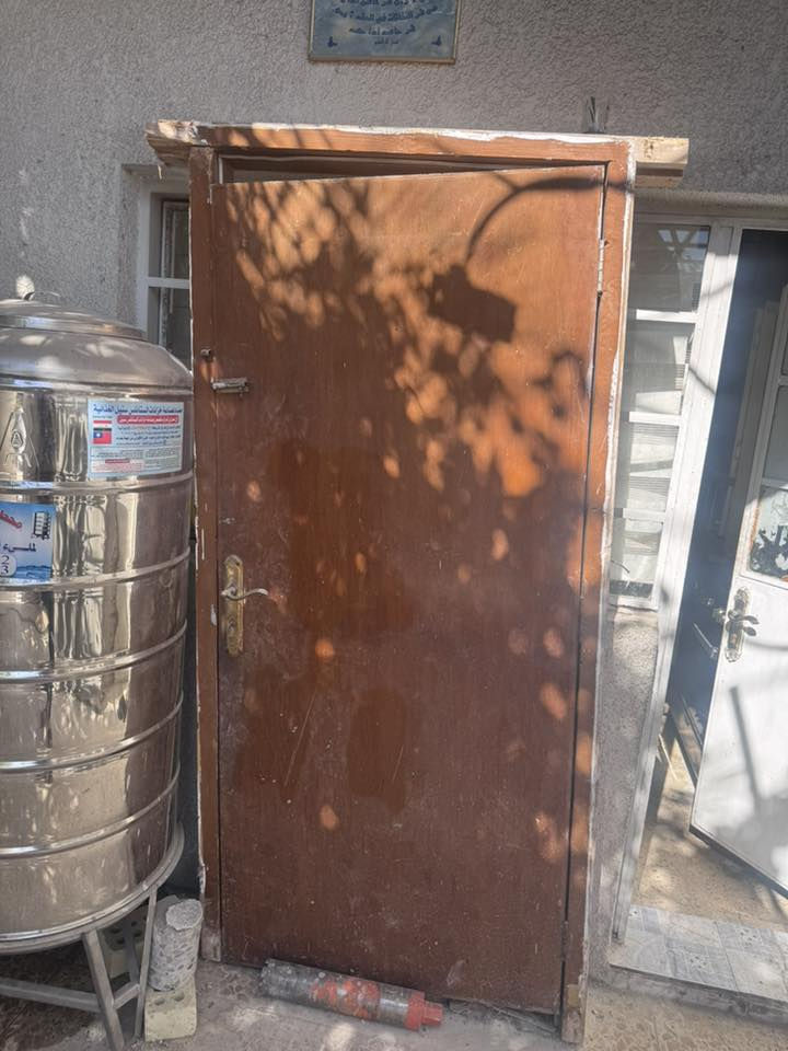 السلام عليكم 
شبابيك حديد ثقيل عدد ٢ مترين بارتفاع متر ونص 
بيبان خشب ثقيل مع الجرجوبه عدد ٢ كلش نظيفات 
باب حديد وجام ثقيل 
كلهن ب٥٠٠ الف وبيهن مجال 
مكاني حي اور 
***********
