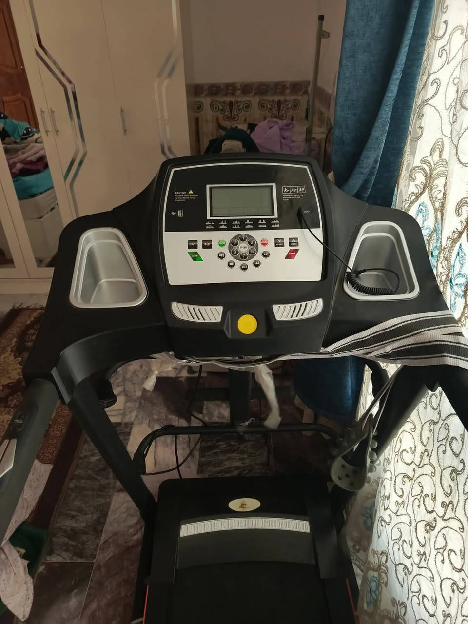 السلام عليكم 
جهاز جري جديد للبيع استخدمته فقط ايام قليله وتركته بسبب عدم التفرغ جديد نضافه ١٠٠٪ أمانة الله ونوعيه راقيه أصحاب الخبره يعرفونه يحتوي على مدخل Aux وسماعات ثنائيه لتشغيل الموسيقى ومدخل فلاش وهواي مميزات نوعيه جدا ممتازه السعر 550 الف وبيه مجال بسيط / مكاني / سدة الهنديه/ قرب مكائن مضخات الماء/ ***********
