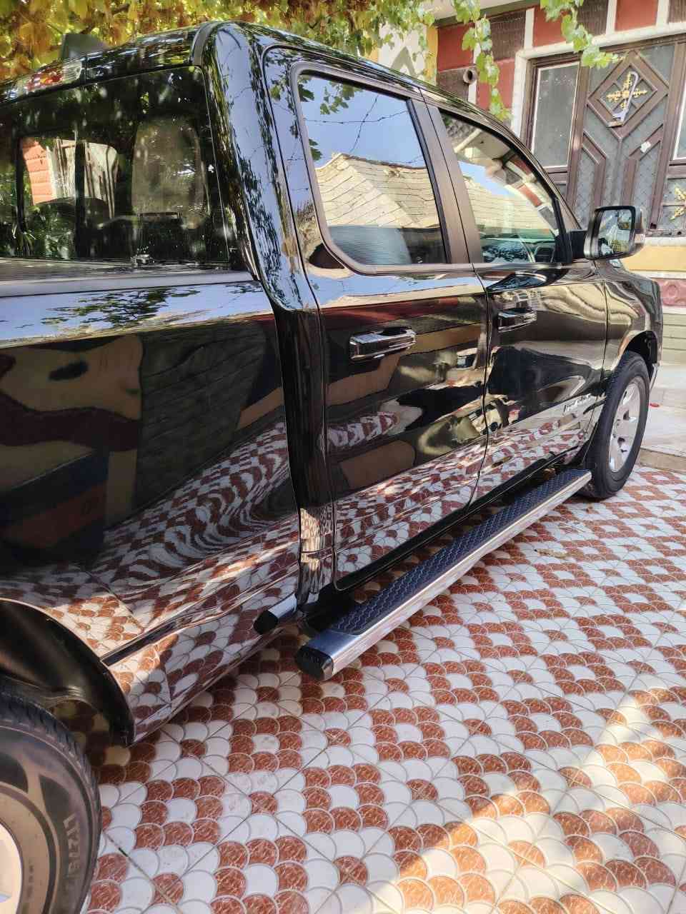 السلام عليكم دوج رام بك هورن موديل ٢٠٢٢ باب قصير بدي طويل ماشيه ٥٨ سياره حادثها باب البدي فقط مبدل نفس الون بدون قطره صبغ السياره مكفوله من الصبغ محرك ٨ سلندر ٥.٧٠٠ كير ومحرك مكفولات وضع الشركه تخم تاير صدر كله جديد سياره بلكارتون كلش حلوه نص فول السيارة رقم بغداد انكليزي بسمي تحويل مباشر وهزه جديده مكاني ديالى بعقوبه 
السعر اتصل على الرقم ***********
