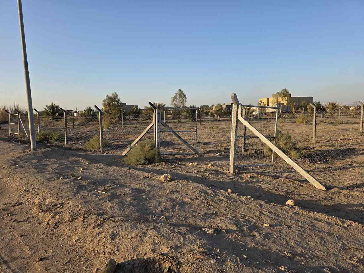 دونم للبيع وجها 20 ونزال125 يبعد عن طريق الدغارة ديوانيه ١٥٠ متر قرب مجمع الروان   متر كهربا ماي اساله مجاري عرض الشارع ١٥ متر وسبيس بلمستقبل يتبلط ***********
