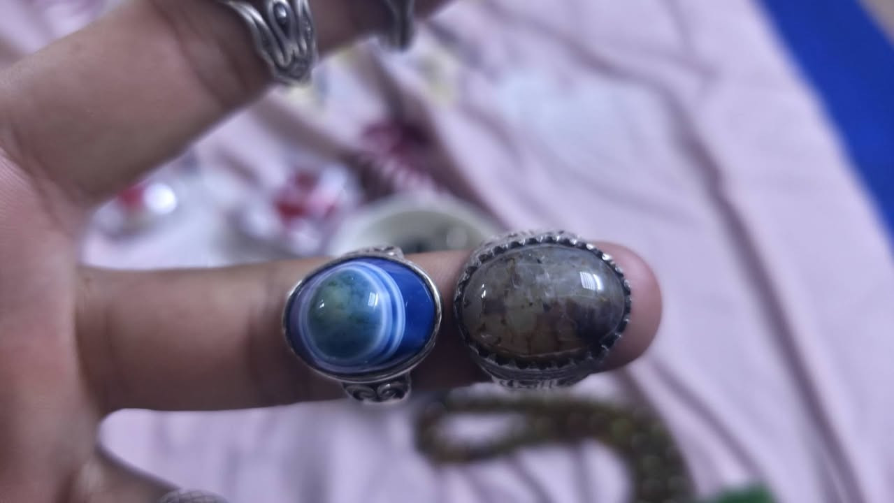 سلام عليكم ورحمة الله وبركاته 
👈تشكيلة راقية من خواتم الفضة عيار 925
👈مرصعة بأحجار يمانية أصلية بأنواعها 
👈تصاميم أنيقة وجودة مضمونة
👈اختيار مثالي للذوق الأصيل والتميز
👈٨ قطع مثل ماموضح بلصور بيهن احجار مصوره 📷
👈السعر 450الف مكاني بغداد حي القاهره 🏠
👈 ***********📞
