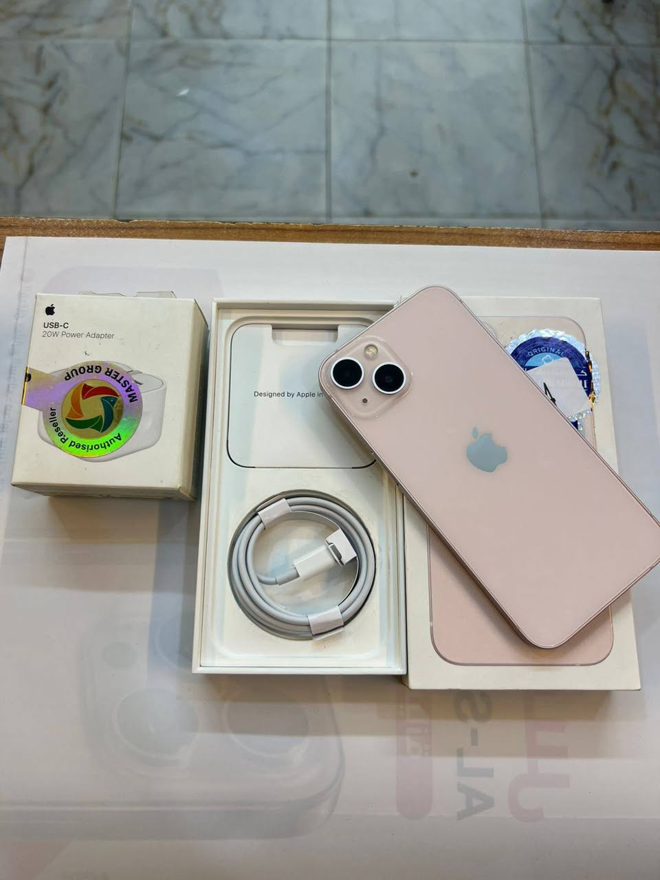 ايفون 13 كامرتين 128 ذاكرة 
بطارية 92 ‎%‎
نضافة 100‎%‎
كامل ملحقات الاصلية شركة ماستر 
الجهاز شرط لفحص ضمان الوكالة اصلي وبيه ضمان
استخدام قليل 
السعر مناسب 
***********
العنوان القطاع شارع السوك مجاور عوينات الكرار 
مركز الشمس
