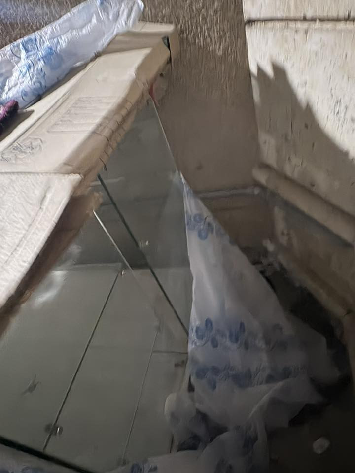 عارضة موبايلات وجام خانه ورفوف اكسسوارات و عارضة كفرات وميز صيانه كلها بمليون وبيها مجال

*********** للاستفسار

