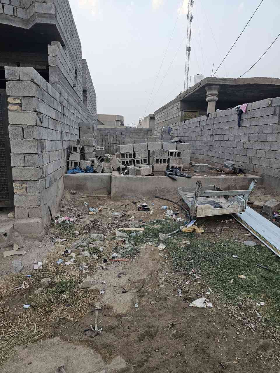 السلام عليكم بيت طابو زراعي سند ٢٥ المساحه ١٥٠ متر مع بتلو مساحه ١٠٠ متر المكان نهايه حي العسكري السعر عله رقم الهاتف ***********
