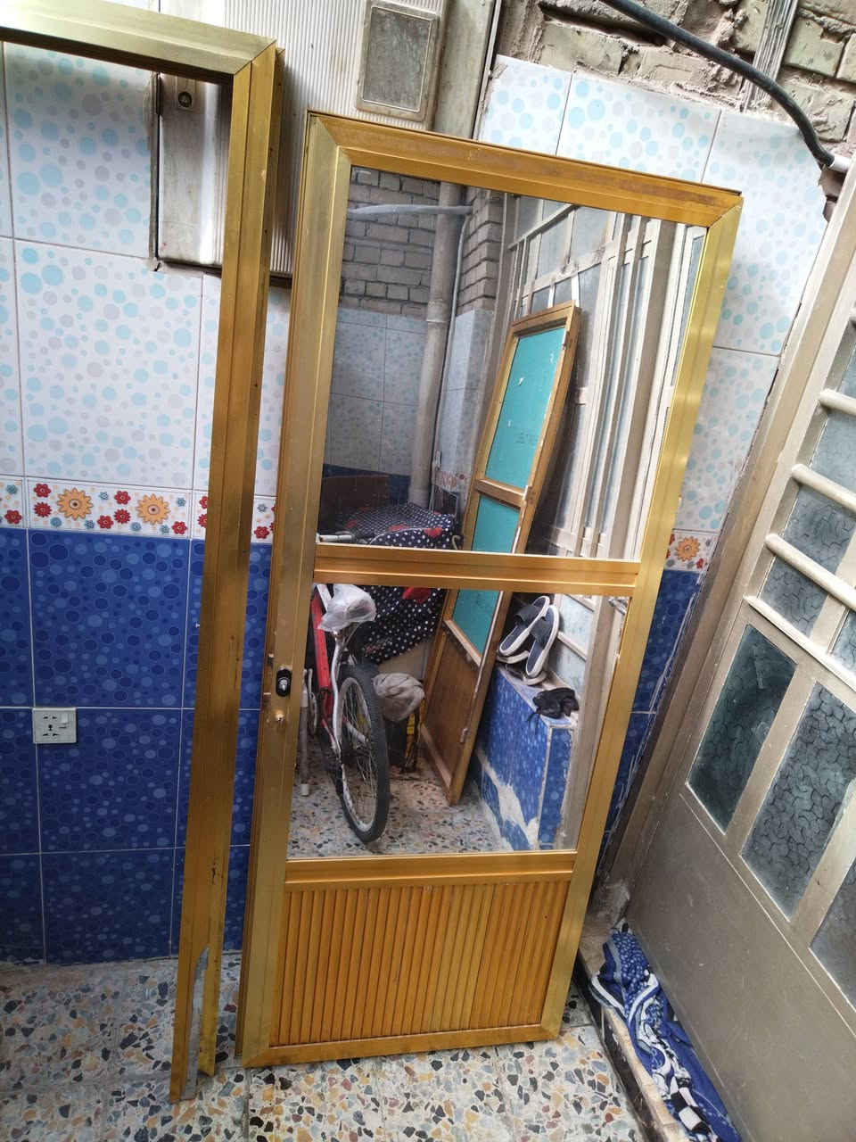 بيبان المنيوم نضيفات كلش للبيع مكان مدينه الصدر
***********
