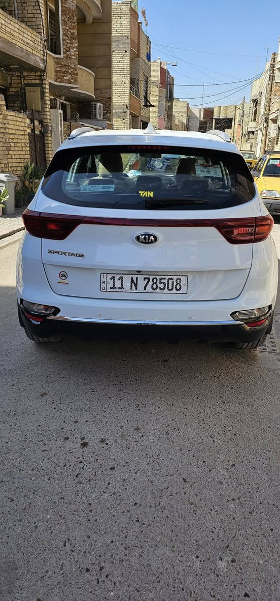 السلام عليكم
كية سبورتج للبيع موديل2021 
 نص فول
(السيارة بيهة بارد باب خلف السايق والبارد الثاني باب الصدر فقط) 
السيارة كلش حلوة ونضيفة ممتعوبة 
ماشية 60الف 
تجي وتشوف بعينك مكان السيارة بغداد الشعب السعر 205 وبيهة مجال والشراي يتصل *********** واني خادم
