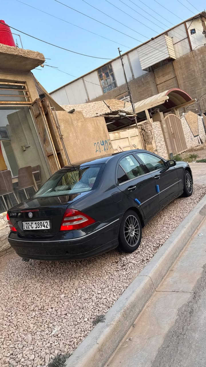 السلام عليكم مارسدسW203 موديل 2006  محرك 3000 vvt رقم اربيل شرط التحويل سياره مكفوله من الضربه مصبوغه عام اثر جراد سياره جاهزه من كلشي كهربائيات كلها شغاله منظومه تبريد جديده ثلج تبريدها تخم تاير جديد منظومه بانزين جديده بيها نقص بس صدرها الامامي شويه. سياره مكانها حله شارع 60  للاستفسار ***********
