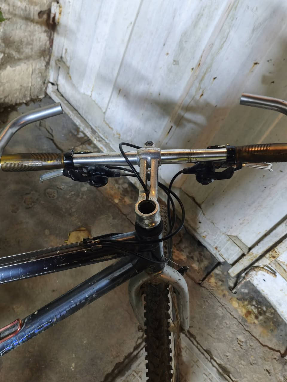 السلام عليكم بايسكل كنت حجم 26 جبلي كيمو البريك الامامي شغال والبريك الخلفي مو شغال لكيوره شغالات البايسكل الالمنيوم وليس حديد السعر 40 وبي مجال الرقم *********** واتساب تواصل موجود
