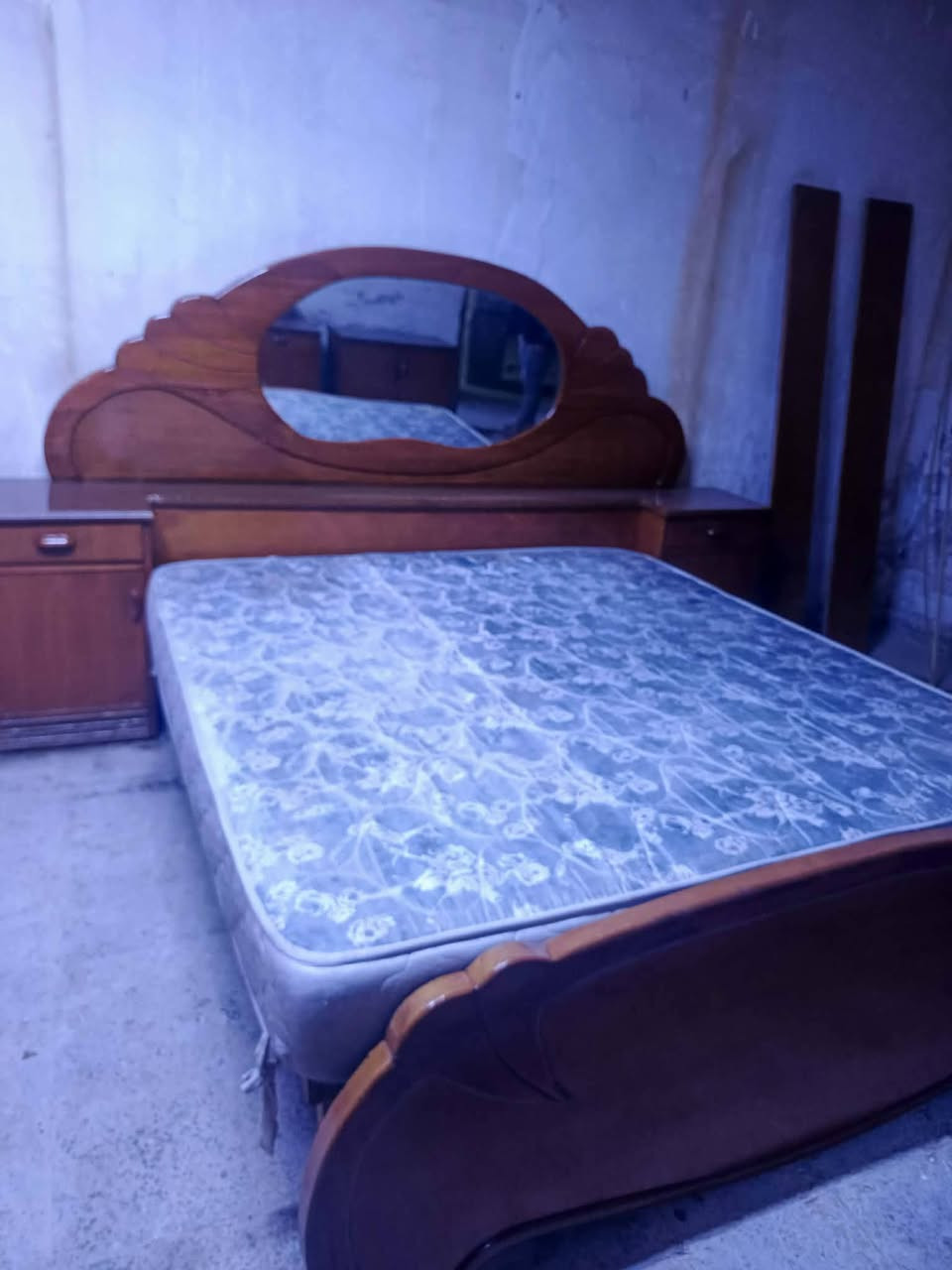 غرفه ام سته طابقين شغل ثكيل مصبوغه من جديد مابيه اي ضرر
مكان حله ثوره ***********
