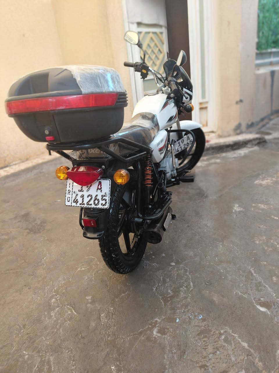 سلام عليكم بوكسر ٢٣ جديده ماشيه قليل مرقم بااسمي سعرها 2600 مكاني الحر. كربلاء رقم الهاتف ***********
