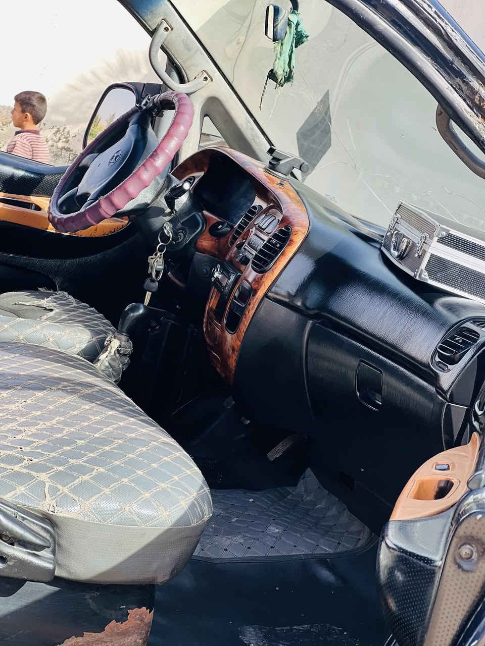 كيه هونداي ستاركس مديل 2000 رقم صلاح الدين سنويه ال 27  سياره كامله مكمله  محرك بي بخار  وصرف دهن   بدي طويل ٧ جنكال مكان السياره ديالئ المقداديه سعره ٥٠ وبيه مجال قليل  ***********
