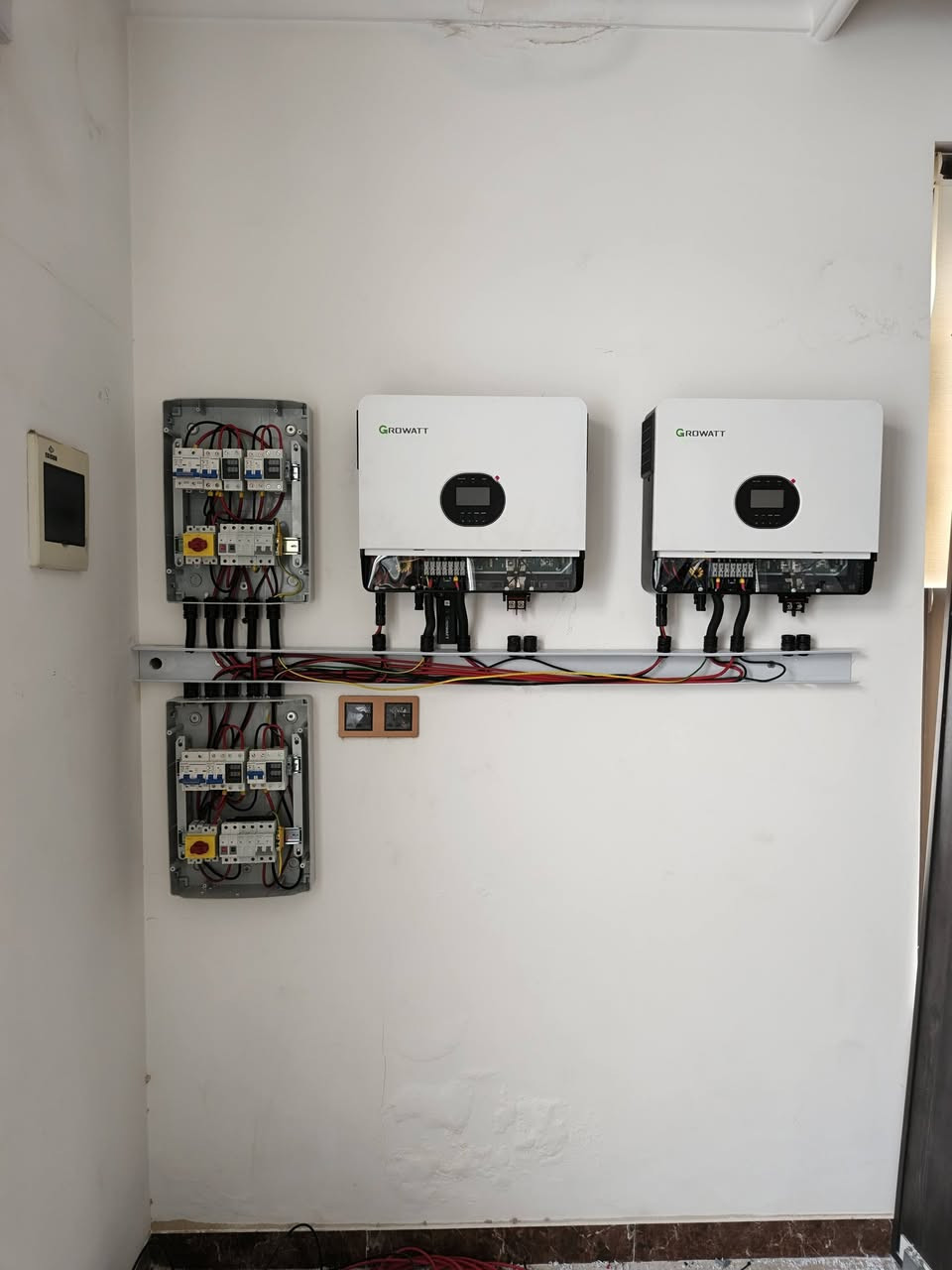 السلام عليكم ورحمة الله وبركاته 🤍
تم بحمد الله اليوم تنصيب منظومة طاقة شمسية في منطقة السيدية ☀️
🔹 المنظومة بسعة 45 أمبير
🔹 التنفيذ بجهود كوادر شركة أرض الرواند
📌 مكونات المنظومة:
▪️ 16 لوح شمسي نوع ECO x10
ضمان حقيقي 20 سنة ✅
▪️ 3 بطاريات قوية بسعة 15 كيلو واط من شركة LVTOP SUN
بخلايا EVE العالمية وضمان 5 سنوات 🔋
▪️ عدد 2 إنفيرتر Growatt
قدرة 6 كيلو واط لكل جهاز ⚡
📞 لأي استفسار راسلونا مباشرة
*********** / *********** /‏‪***********‬‏
📍 أو زورونا في بغداد – شارع الصناعة – قرب فلكة الجامعة التكنولوجية
