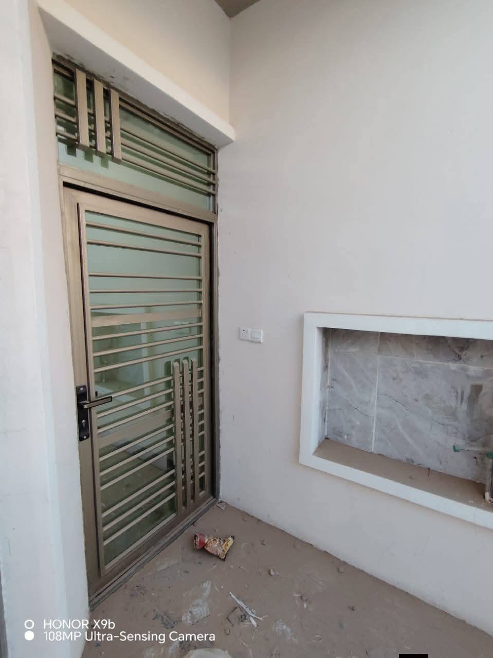 دار للايجار الديوم منطقة المربع الثاني قرب المستوصف والمدارس مساحة 100 متر طابقين  ثلاث غرف نوم وصاله ومطبخ واستقبال وصحيات عدد 3 بيت زيرو للاستفسار الاتصال على الرقم ***********
