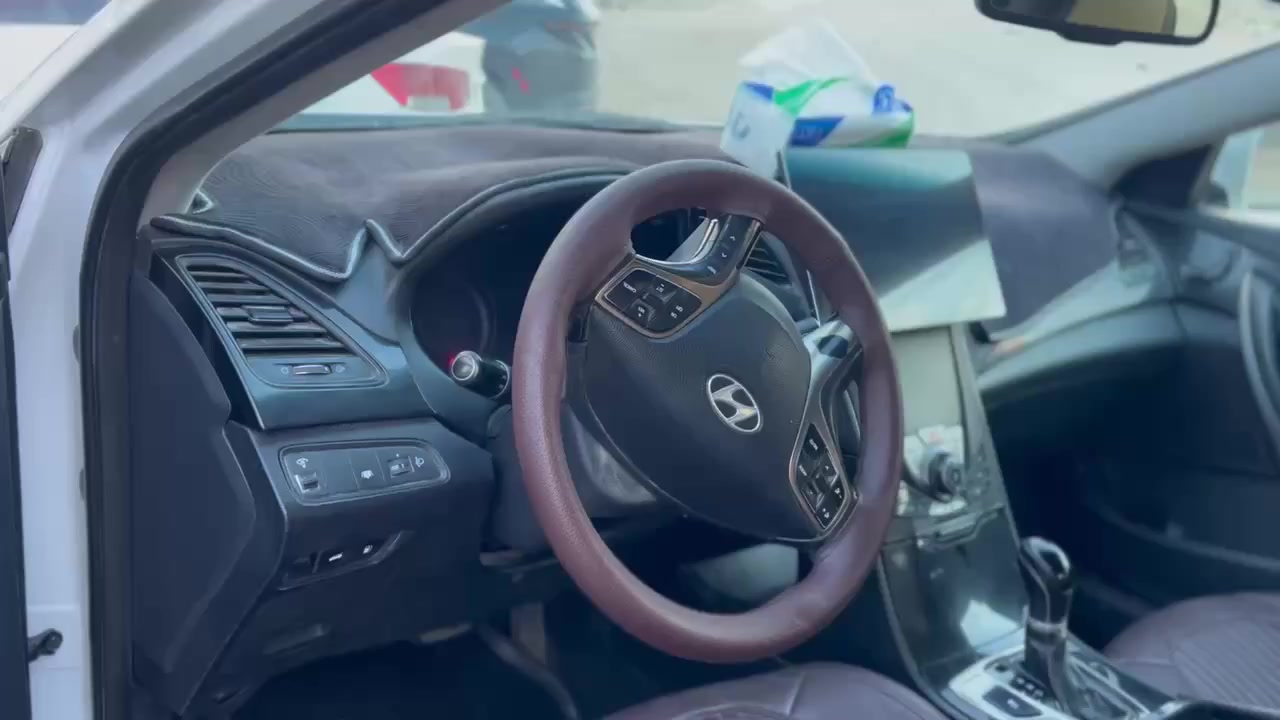 ازيرا 2013 vip
معروفة مواضفات ال vip وشادلها شاشة ب200
كفالة عامة السيارة
السعر 132 ورقة
التواصل على الواتساب ***********
