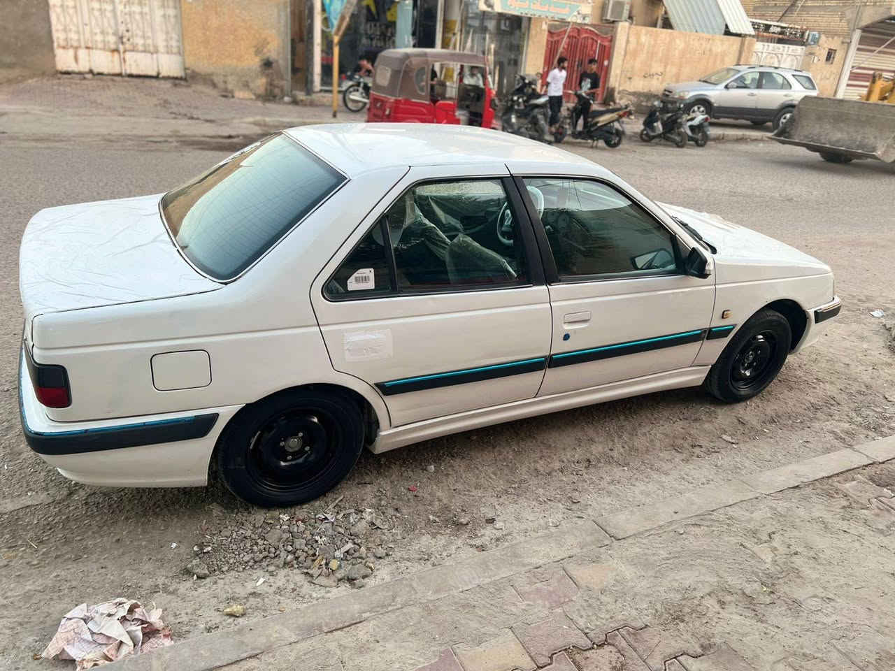 سلام عليكم بيجو بارص للبيع موديل 2013 بيها باب وجاملغ خلفي سياره جاهزه وجديده احلى من صور سعر 38 وبيها مجال تصال ***********
