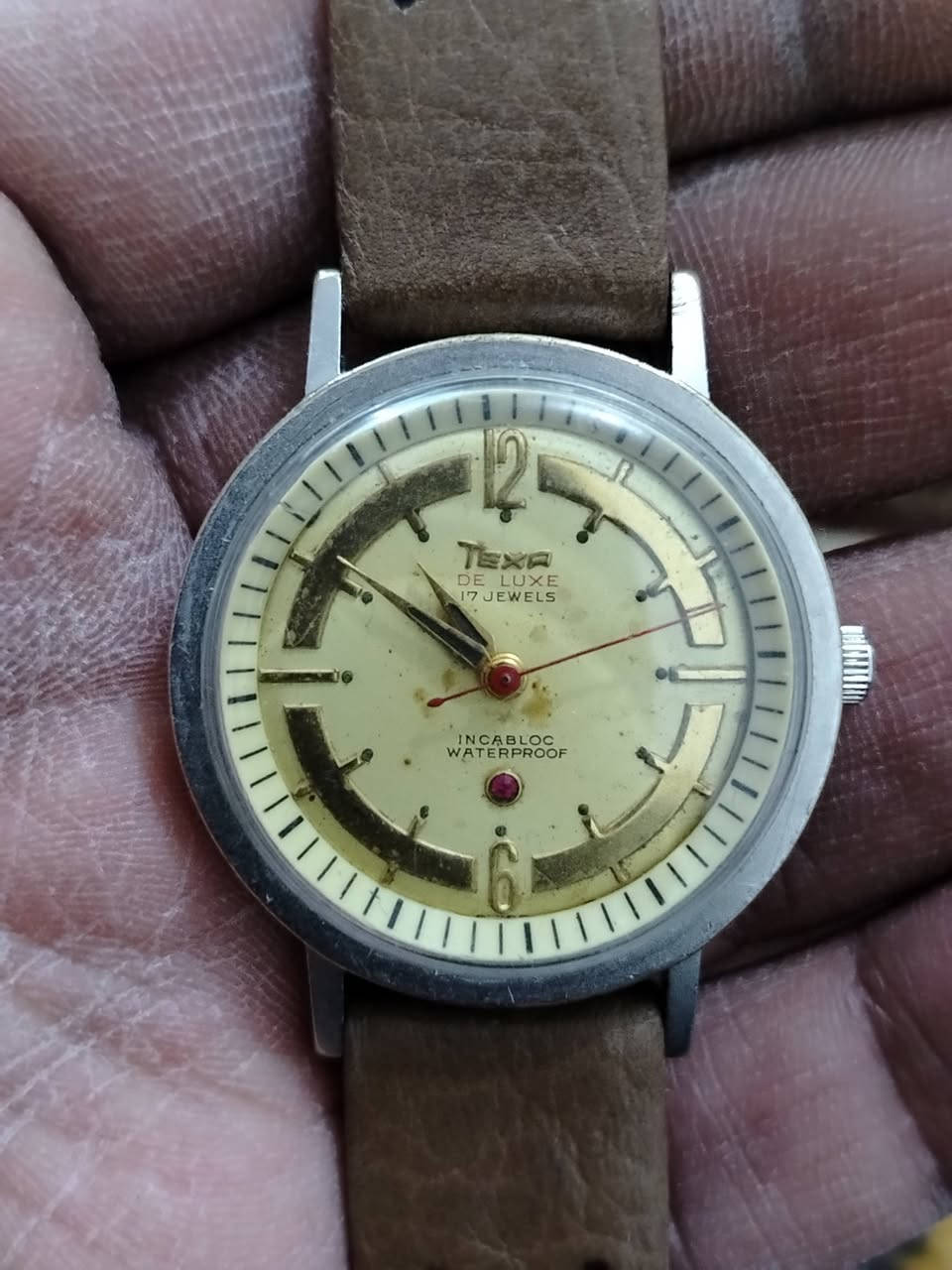 من رخصه الادمن الطيب ساعه ماركه تيكسا ديلوكس سويسري اصلي  إنتاج الأربعينات ماكنه 17 حجر معلمه بنفس ماركه قطر 33×39 طول مينا مميزه بيها آثار قدم حزام جلد طبيعي مهتم يراسلني خاص ويدلل سعر طيب كلش وتحياتي للجميع وجمعه مباركه


**إذا كنت صاحب هذا الإعلان وتريد حذفه لأي سبب، رجاءا أرسل رسالة إلى الدعم الفني**