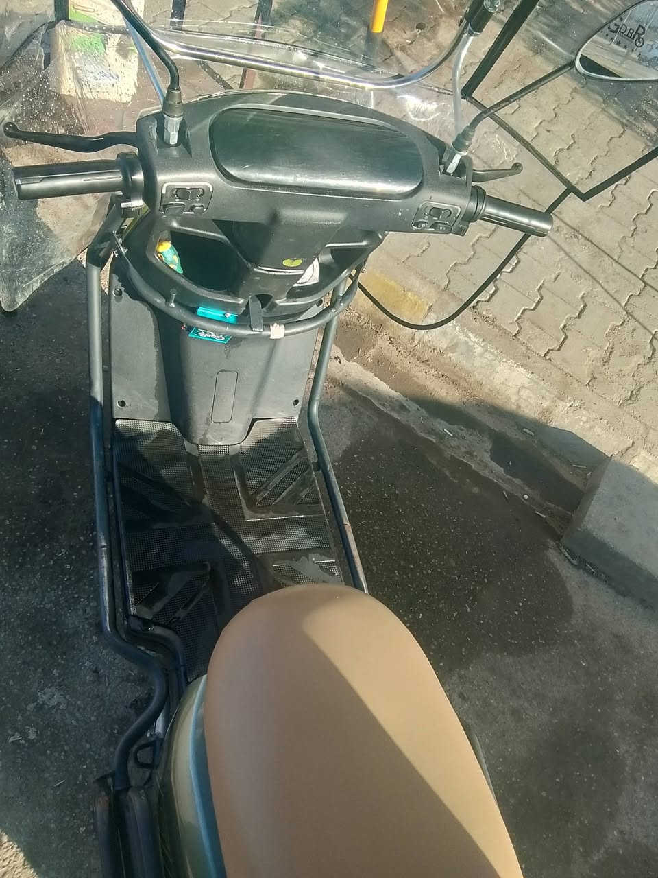 سلام عليكم
ماطور شحن جديد نضافه 100/100
1_ كهربائيات شغال شرط كل عيب مابيها تجي تفحصه كدامك☀
2_  تايرات جدد فول نضافه🫆
3_  مع جادر هديه بسعر 35 هديه
4 _ كيج شغال شرط، سرعه 70
5_  سعره /  مليون 50الف بي مجال لل شراي
5 _ شاصي بلاد كل غراض ماطور بلاد. 
رقم هاتف //   ***********
