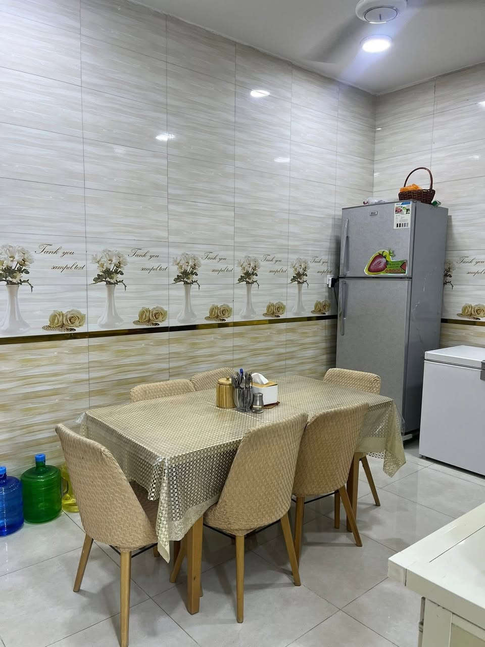 🏡 بيت طابو صرف للبيع
📍 الموقع: البلديات – حي التجار مقابل القناة
📐 المساحة: 100 م²
📏 الواجهة: 5 م
📏 النزال: 20 م
💰 السعر : 300 مليون وبي مجال بسيط جداً لشراي 

🔹 تفاصيل البيت :
البيت مكون من طابقين مع سطح، ومشيد سنة 2017، وبحالة ممتازة ومتكامل من جميع النواحي ولا يحتاج أي صيانة.

✅ الطابق الأرضي:
 • استقبال
 • صالة
 • مطبخ بارد كبير
 • مطبخ حار
 • مجاميع صحية

✅ الطابق الأول:
 • غرفتين نوم
 • صالة كبيرة
 • مجاميع صحية

✅ الطابق الثاني:
 • غرفة نوم واحده
 • صالة
 • مجاميع صحية
 • سطح واسع

⭐ البيت جاهز للسكن مباشرة وخالٍ من أي نواقص.

📞 للاستفسار والمعلومات 

‭0771 636 6483‬
                                                     ***********
