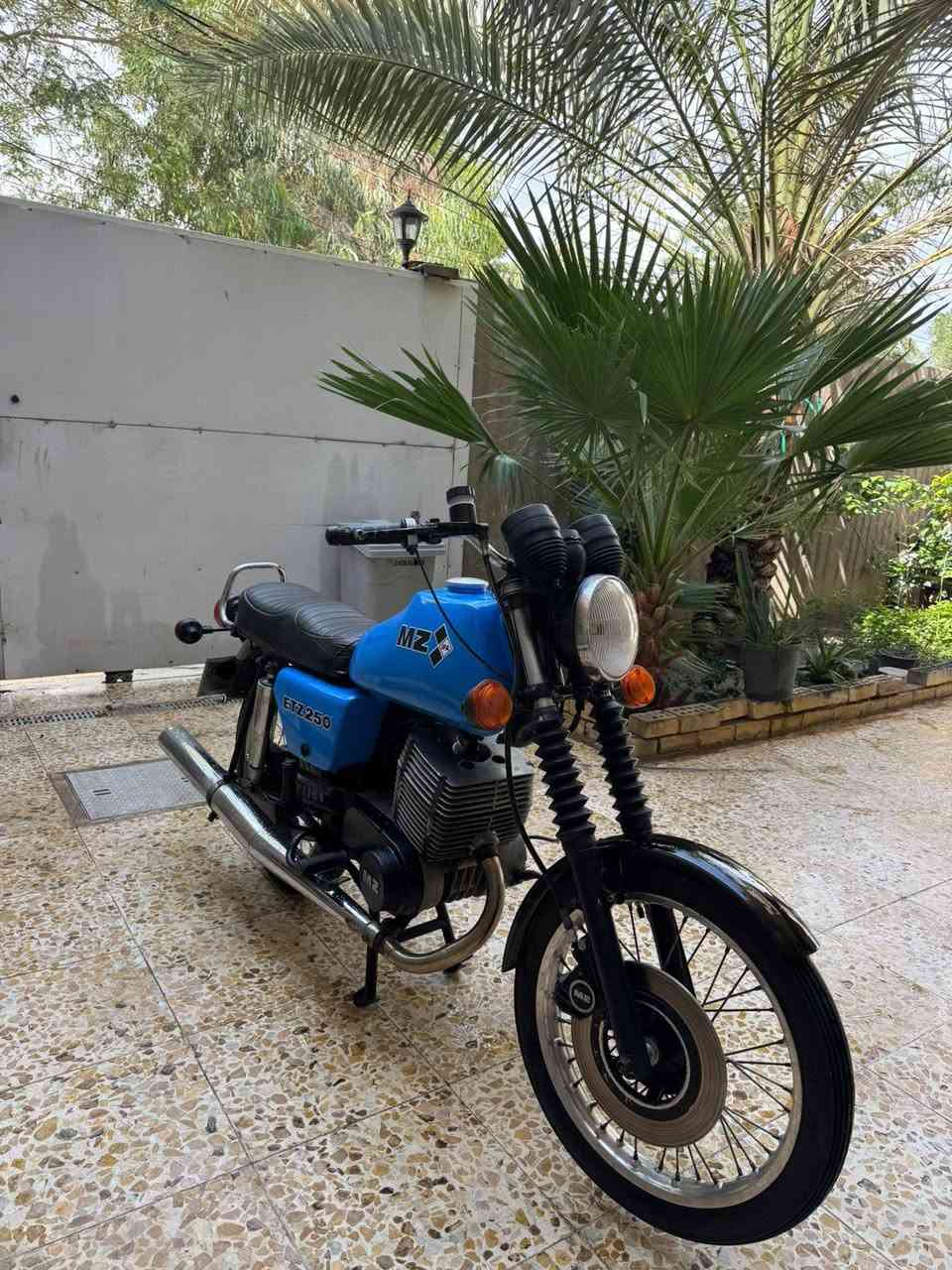 سلام عليكم
دراجه امزت 88
شاصي بي لحيم 
سايس 3علفتح 
مكينه ناعمه فقط الثالث مرات يفلت 
ابيع بدون كلشي 
مكان كوفه 
***********
