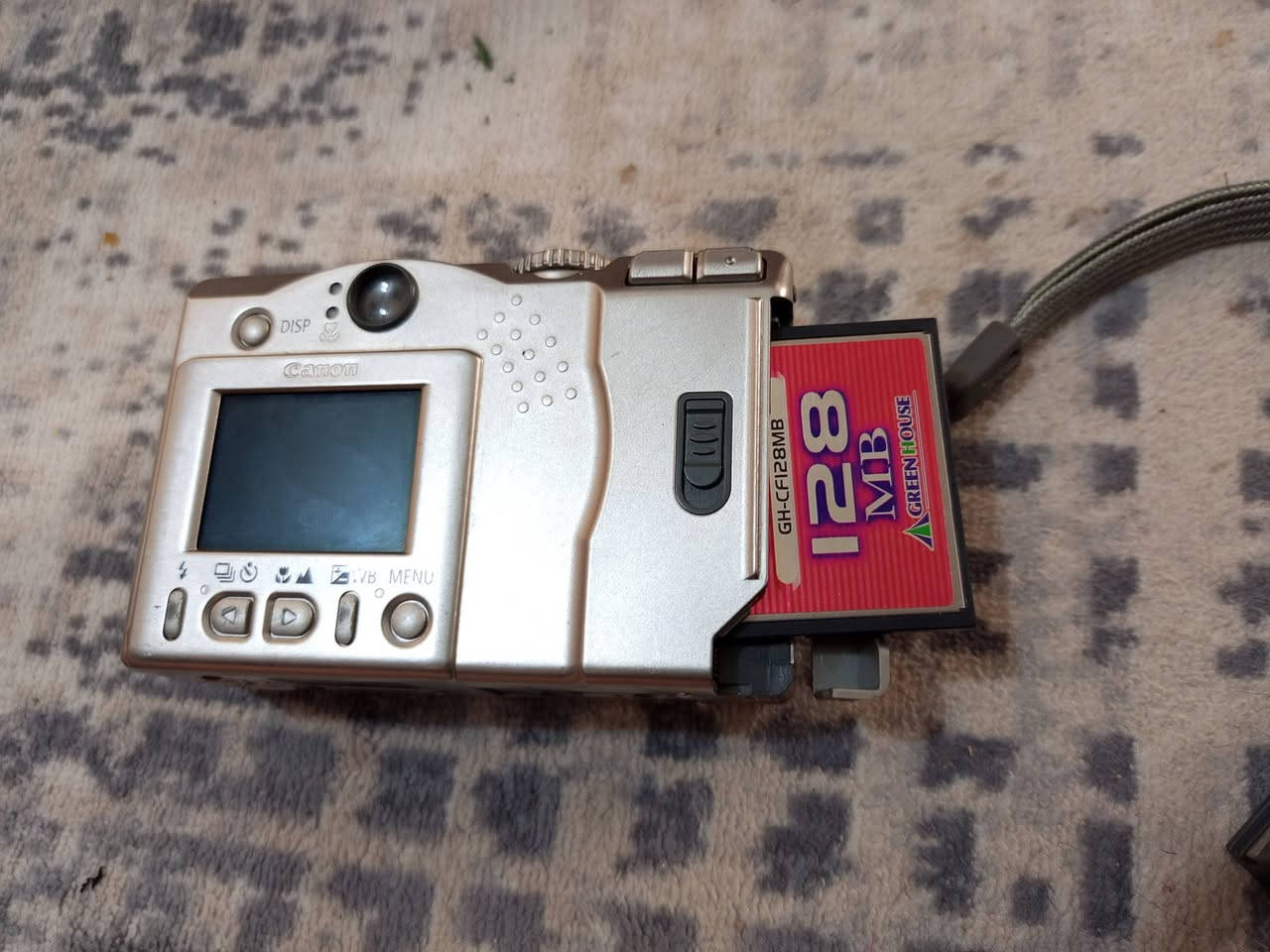 الكاميرا الظاهرة في الصور هي:
📷 Canon PowerShot PC1008 من شركة Canon
وهذه من الكاميرات الرقمية القديمة (بداية الألفينات تقريبًا)، وكانت موجهة للاستخدام اليومي البسيط.
🔍 النوع والتصنيف
النوع: كاميرا رقمية مدمجة (Compact Digital Camera)
الفئة: Point & Shoot (تصوير تلقائي بسيط)
تخزين: بطاقة ذاكرة CompactFlash (CF) (كما يظهر بالصورة)
⚙️ المواصفات التقريبية
(بعضها تقديري حسب هذا الموديل القديم)
📸 الدقة: حوالي 2 ميجابكسل
🔍 الزوم: تقريب بصري بسيط + رقمي
📺 الشاشة: LCD صغيرة (حوالي 1.5 بوصة)
💾 الذاكرة: CompactFlash (CF)
🔋 البطارية: بطاريات AA أو بطارية خاصة (حسب النسخة)
🎥 الفيديو: تصوير فيديو بجودة منخفضة (قديمة)
⚡ الفلاش: مدمج
🔌 منافذ: USB قديم لنقل الصور
⭐ المزايا
✔️ سهلة الاستخدام (مناسبة للمبتدئين)
✔️ حجم صغير وخفيفة الوزن
✔️ لا تحتاج خبرة في التصوير
✔️ تعمل بدون إنترنت أو إعدادات معقدة
سعر 30.000 وبيها مجال لشراي مكاني بصره حيانيه شارع الامام موسى الكاظم راسلني وتدلل***********
