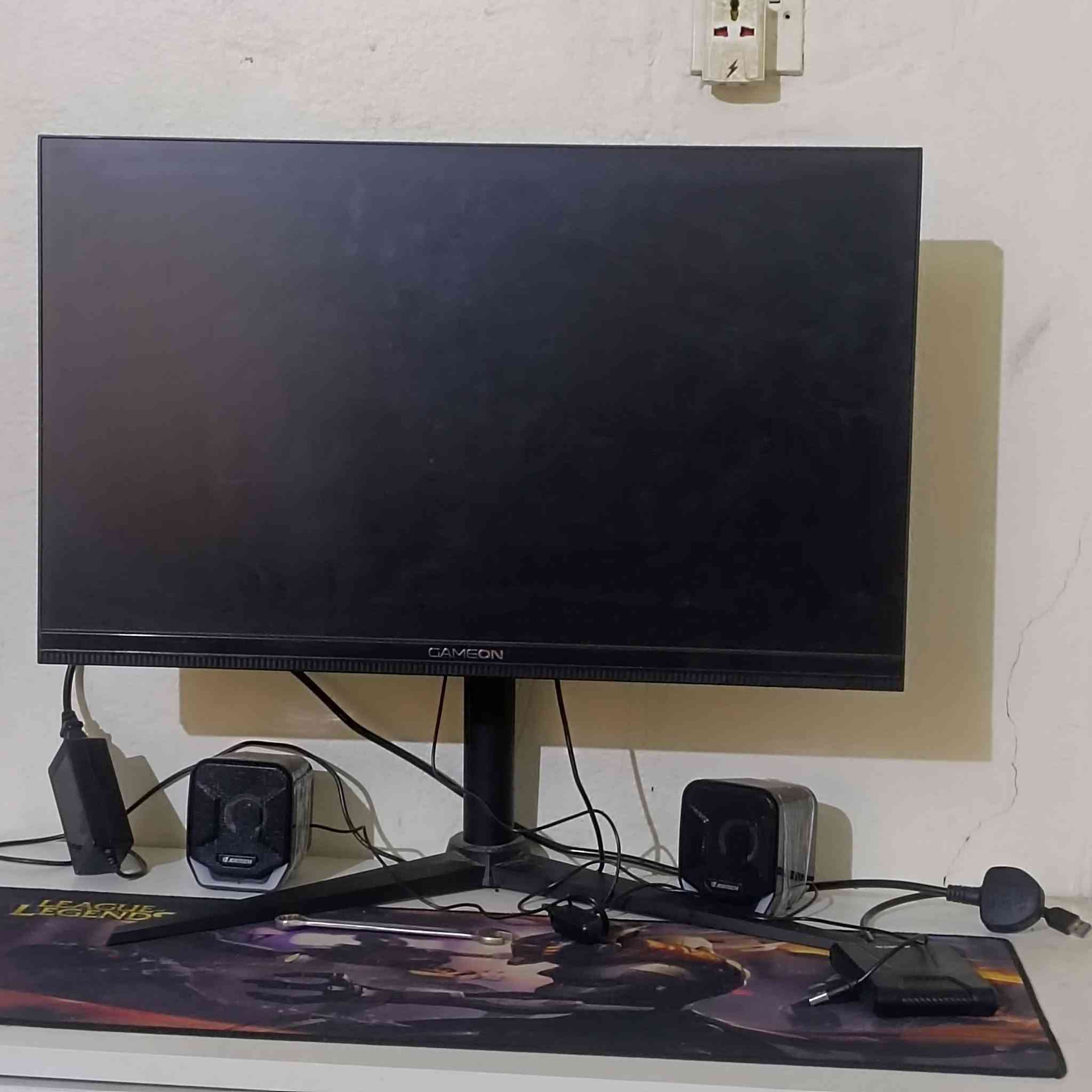 شاشه من شركه gameon حجم الشاشه 27 ودقه الشاشهه 4K وتدعم منفذين HDM هرتزيه الشاشه 180HZ غراضه كامله 
وتدعم RBG خلف الشاشه + سماعات هديه مع الشاشه السعرر 250 وبيه مجال للستفسار ***********
