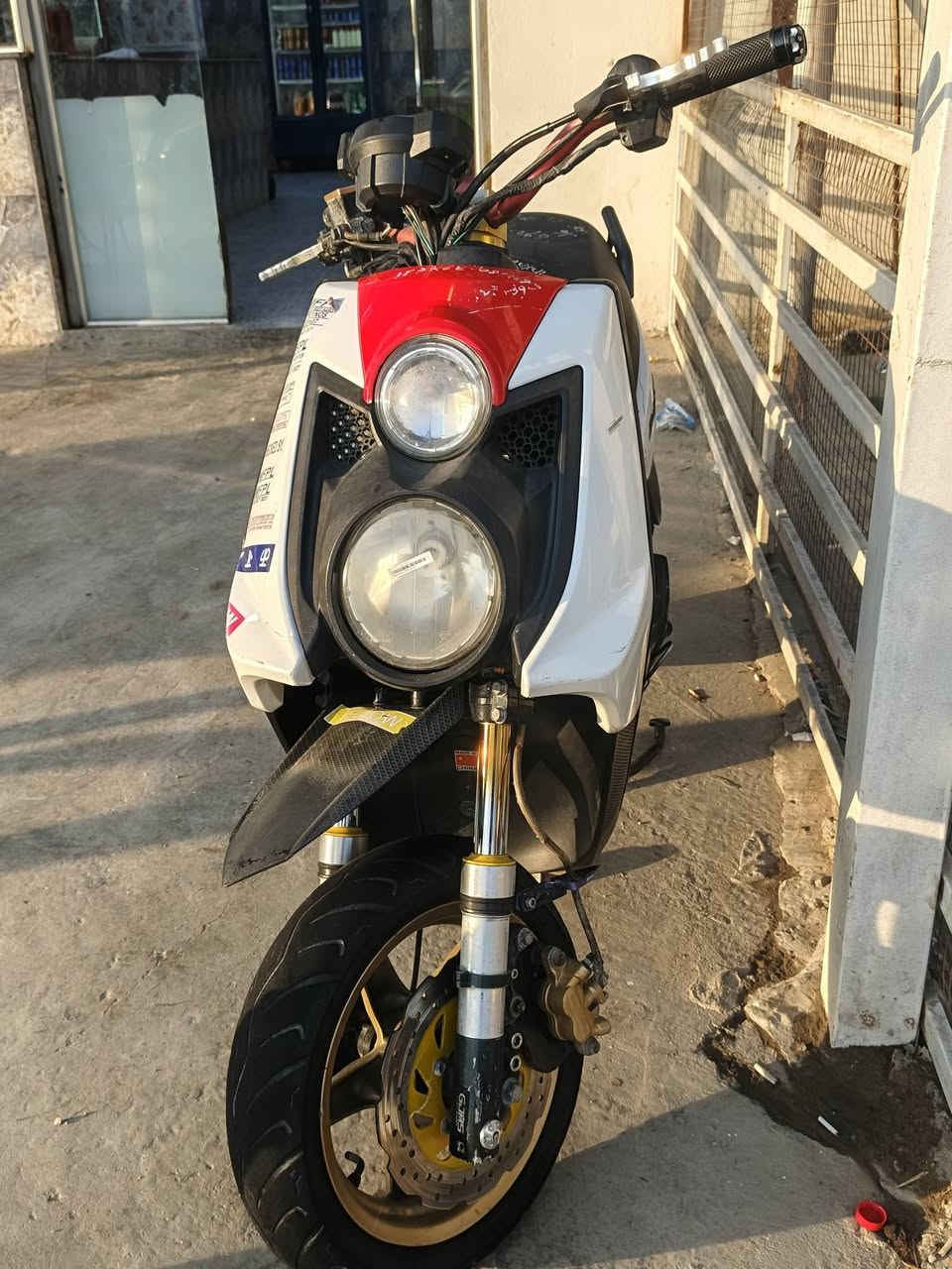 السلام عليكم للبيع سكنس جبلي موديل ١٤ كامله من كلشي مابيها نقص برغي شلعه معدل خير من الله  بيها تزويد  خارجي بلادي اجه من الرمبه صدر امامي يدات دبلات سبايدر خلفي بك لايت تزويد  اي  قطعه تجاري ماكو على فحص
السعر ٩٠٠ وبيها مجال 
مكاني حله حي الجزائر
***********
