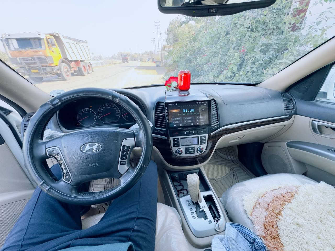 سيارة هونداي سنتافي موديل 2011 وارد خليجي.
سيارة كلش نظيفه ومال بيت و سونار موجود جديد .
السيارة كامل  مواصفات / دفع رباعي 4WD/ محرك 6 سلندر.3500
7 راكب .  
  كير اوتوماتيك بلادي. 
 محرك بلادي ما مفتوح. 
تدفئة وتبريد خلفي وامامي. 
بانوراما .فتحه في السقف .
قفل مركزي /شاشة ايباد كامل مواصفات. 
الجامات فل كهربائية/والمرايات الجانبيه ايظا كهربائية.
الكشنات مغلفة.
حساس خلفي .
كاميرة خلفيه
ثلاجة بلادي  في السياره. 
بصمة 
رقم اربيل جديد هزة وفحص جديد والتحويل اي يوم يعجبك.
السياره بأسم الوالد
السيارة ماشية 160 الف كم .
السعر   165 بيه مجال قليل
السياره موجودة في كربلاء الحسينية.
للإستفسار الاتصال بالرقم    ***********.
