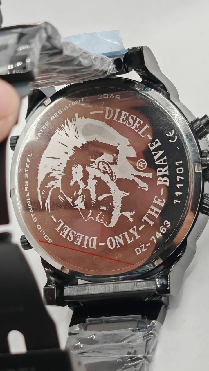 [إعلان بيع ساعة DIESEL Mega Chief - DZ7463]
​العنوان: لمحبي الفخامة والقوة.. جوهرة الـ Mega Chief من ديزل (جديدة زيرو بالاستيكرات)! ⌚🔥
​امتلك الآن واحدة من أقوى ساعات ديزل وأكثرها تميزاً. ساعة Diesel DZ7463 ليست مجرد ساعة، بل هي تحفة ميكانيكية مصممة لتعطي حضوراً طاغياً على معصمك، وهي "جديدة تماماً" (لم تُلبس) وبكامل لاصقات المصنع الأصلية.
​المواصفات التقنية (مفحوصة ومضمونة):
​الموديل: Diesel Mega Chief DZ7463.
​الماكينة: قلب ياباني أصلي 100% من شركة Miyota، دقة متناهية واعتمادية لسنوات.
​القياس: هيكل ضخم ومميز بقطر 51 ملم (من الستانلس ستيل) يمنحك شعوراً بالهيبة والوزن الحقيقي.
​الحالة: جديدة "زيرو"، لم تُلبس، وبكامل استيكرات المصنع (ساعة فقط بدون مرفقات).
​لماذا هذه الساعة استثنائية؟ (شرح المميزات):
​نظام التوقيت المزدوج (Dual Time): الساعة تحتوي على توقيتين مستقلين! التوقيت الرئيسي (الكبير) لتوقيتك المحلي، وقرص مستقل في جهة اليسار (بجانب العارضة) يمكنك ضبطه على توقيت بلد آخر (مثلاً توقيت العمل أو السفر).
​نظام الكرونوغراف (ساعة الإيقاف): مزودة بأزرار جانبية (جهة اليمين) احترافية تتيح لك قياس الوقت بدقة (تشغيل، إيقاف، وتصفير) باستخدام العدادات الصغيرة داخل المينا.
​تصميم العارضة (The Bar): شعار ديزل بارز بتصميم معدني صلب يمنح الساعة مظهرها العسكري الهجومي المعروف.
​التحكم الكامل: أزرار جانبية (جهة اليسار) لضبط التوقيت الثاني بدقة ميكانيكية عالية، مع تاج وسطي لضبط الوقت الرئيسي.
​ليش تقتني هذه الساعة؟
​سعرها في الأسواق العالمية يصل إلى 425 دولار، وأنت تحصل عليها بسعر "فرصة".
​ضمان للأصالة (ماكينة Miyota اليابانية).
​حالة الساعة تجعلها إضافة فاخرة لأي مجموعة ساعات أو هدية مثالية.
​السعر: خاص 
​ملاحظة: الساعة أصلية ومفحوصة، وللمشتري حق المعاينة والتأكد من نظافة الماكينة والعمل الميكانيكي لكل العقارب. 
يوجد توصيل لجميع المحافظات.


**إذا كنت صاحب هذا الإعلان وتريد حذفه لأي سبب، رجاءا أرسل رسالة إلى الدعم الفني**