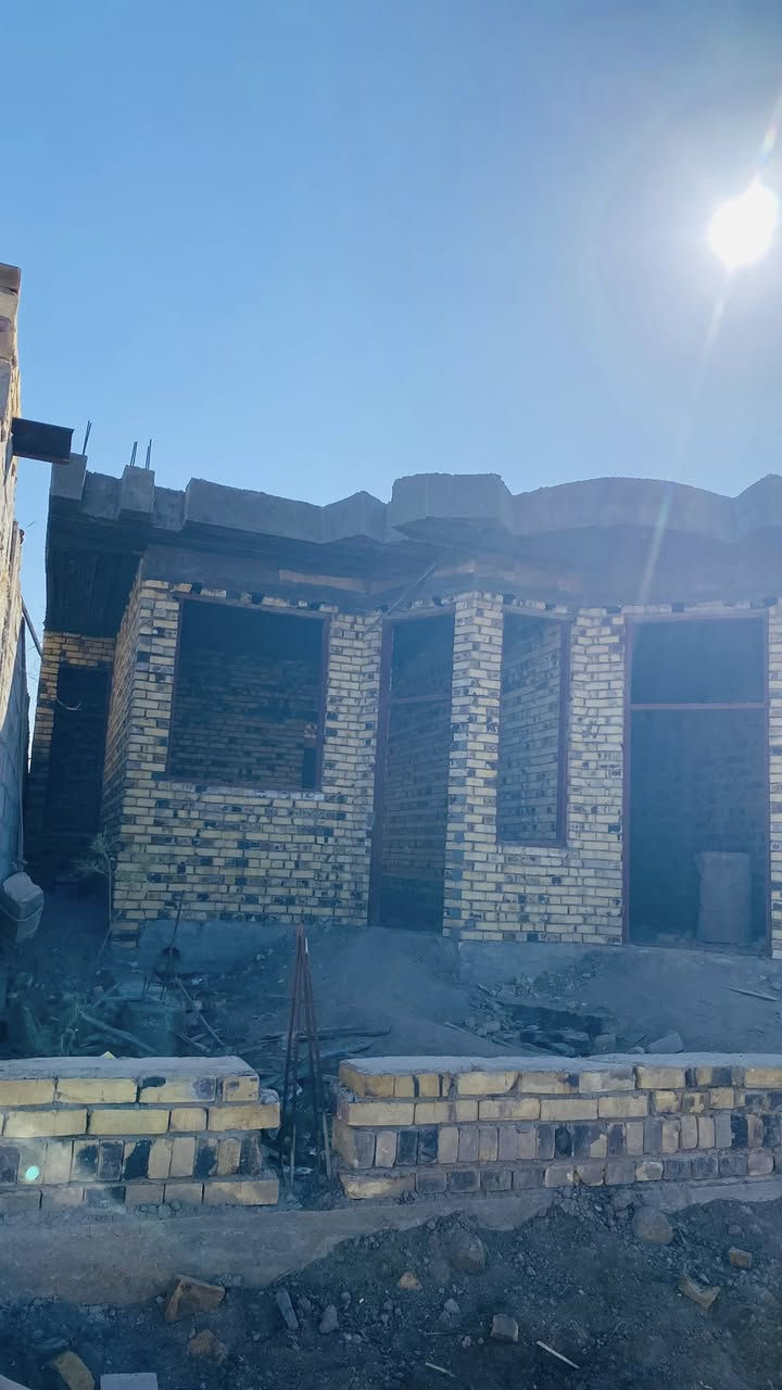 السلام عليكم بيت للبيع  المساحه ٢٠٠ متر المكان مقابل مجمع الربيع
يتكون من 

غرفتين ٦ في ٤ 

صاله ٩في ٤

مطبخ ٥في ٤ 

براني ٧ ونص في ٤ 
مجمع صحيات داخليه وخارجيه 
*********** 
***********
رقم صاحب الدار
