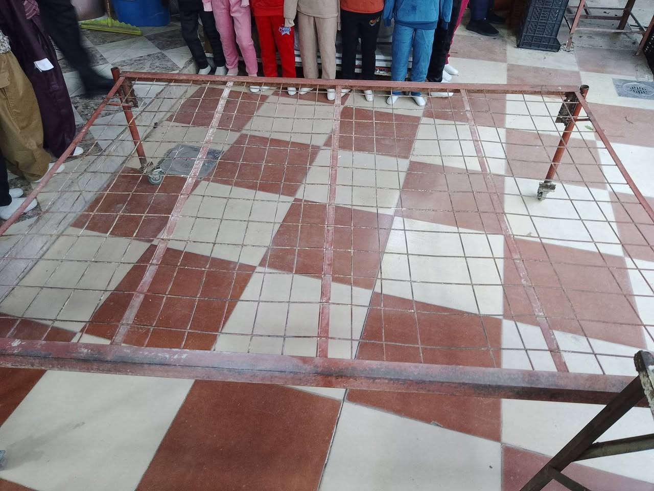 سرير حديد للبيع👇🏻👇🏻
طول مترين والعرض 1.90م
بيها اربع تايرات ...
يفيد لأهل البسطيات والمحلات
السعر 25   ألف
العنوان كركوك سوق الشورجة ***********
