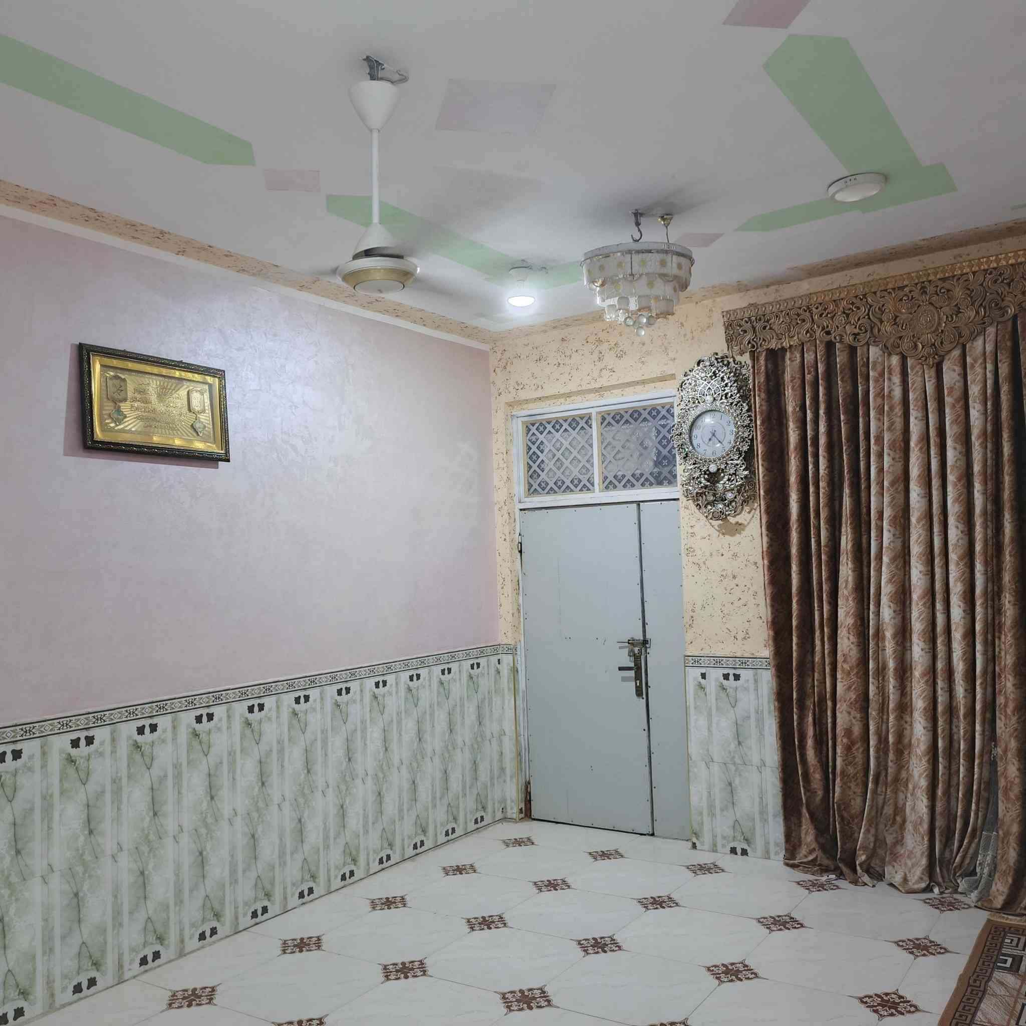 بيت للبيع مساحه 200متر يحتوي ع غرف 2 وهول وصاله ديوانية مطبخ صحيات داخليه خارجية وصاله مكان ناصرية حي
 اريدو قرب مجمع الكفيل الاستفسار ***********الستفسار خاص
