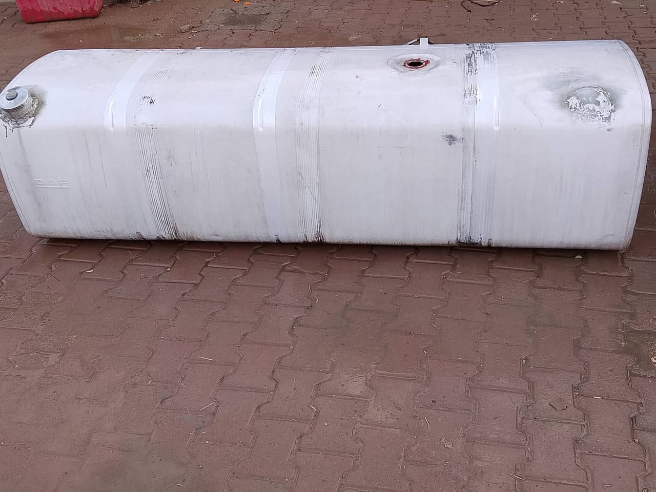 السلام عليكم تانكي للبيع 950لتر  معا قواعد كامله ***********
