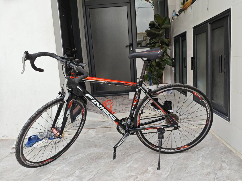 ئەم پاسکیلە سیباقیە بۆ فرۆشتن پاسکیلێکی زۆر سوک و نەرم و سورعەتە،هەموو گیانی بێ موشکیلەیە و بە شەرتە فریمێکی زۆر ڕاقی هەیە و ساغ و بێ کێشەیە،گێڕەگانی زۆر نەرمن و بە ئاسانی دەگۆڕدرێن کە گێڕەکانی مارکەی شیمانۆی ئەسڵیەو ٧ بە ٢ە،تایەی ساغی لەسەرە،مارکەی FINISS ە و بالەیە بەڵام زۆر بە خاوێنی ماوەتەوە،معامەلەیەکی برایانەشی تێدایە ئەوەش ڕەقەم بۆ گفتوگۆ کردن لە ڤایبەر و واتس ئەپ و تیلیگرام،*********** أربيل, العراق
