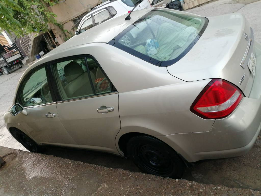 نیسان تیدا ٢٠٠٦ یابانی مەکینە ١.٦ مەرغوب
ناو زەرد و چوار جام کارەبا- نیوجلد 

سەیارەکە نزیکەی ٥ ساڵە لای خۆمانە و بەناوی خۆمانەوەیە .
سەنەوی تا ٢٠٢٧ نوێیە -پاتری نوێیە 

سەیارەکە ٦ بۆ ٧ پارچەی بۆیاخە بێ ناوگرتن. من بە حیزام دەیفرۆشم سنوق و سێ دەرگای بۆیاخ نیە . 

سەیارەکە هەموو گیانی بەشەرت گێرو مەکینەو تەبرید و تەقەورەقە وەک تۆپ وایە ماشاءالله .
ناوی زۆر جوان و تازەیە زۆر پاک ماوەتەوە .
 ماڵی دۆستە بێ نوقسانیە سەیارەکە. 

سعری ٦٩ گەڵاو مەجالێکی کەم
شوێن سلێمانی 
***********
*********** السليمانية, العراق
