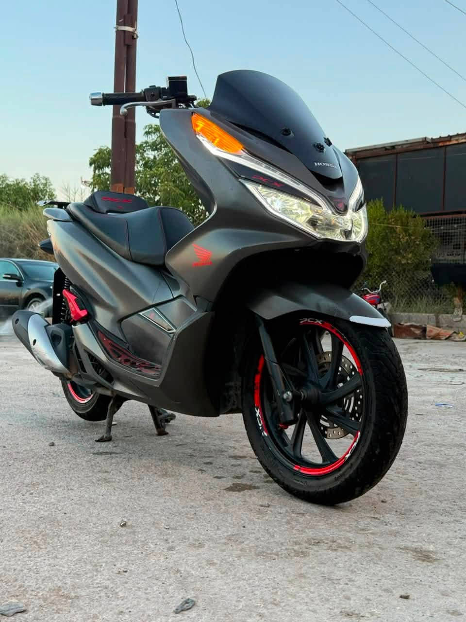 Honda PCX
🎨 اللون: رصاصي مطفي 
⚙️ ناقل الحركة: أوتوماتيك (CVT)
💡 الإنارة: LED أمامية وخلفية
🛞 فرامل: دسك أمامي
⛽ حقن إلكتروني (PGM-FI) ويوفر بالبنزين.  

* شكل رياضي وأنيق.
* محرك هادئ واقتصادي.
* الإطارات بحالة جيدة.
* الهيكل نظيف وواضح من الصور.

💰 السعر: (17 ورقة وبيه مجال)
📍 الموقع: (ديالى المقدادية)
📞 للتواصل: ‭***********‬
