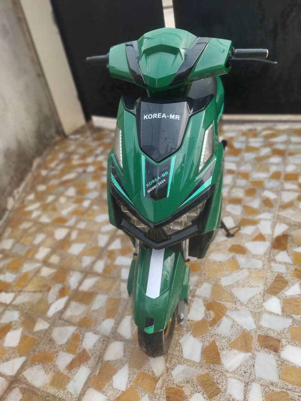 موصفات
6 بطاريات شرط 
ملف 2000حقيقي 
4 نمره 
لايتات اشاير كله شغال 
دررع نضيف لا كسر ولا فطر 
ما بي اي عطل عله شغال وكامل. سعر 375
مكاني مزارع زيونه قرب المرور 
رقمي ***********بي وتساب 
اخويه يرحم واديك مو شاري ومو عندك كلمه لا تخابر
