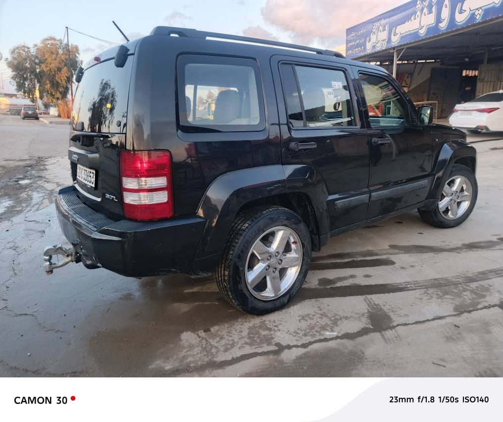 جێب لیبرتی ٢٠٠٨ 
ناو زەرد دەبڵ ئەکسل 
چوار تایەی تازە 
بەناوی خۆمانە 
گێر ومەکینەو تەبریت گەرمی بەشەرت 
دوو پارچەی بویاخە دەرگاو چاملخی دوای سایەق 
سەقف وبونیت کاڵ بونەوی هەیە 
اکسلی دواوە کەمی دەنگی تیایە 

شۆین چەمچەماڵ 
نرخی ٧٩ گەڵاو موعامەلە
***********
*********** شمشمل, السليمانية
